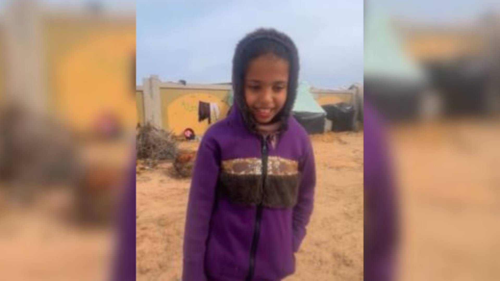 طفلة فلسطينية تبيع مياه الشرب في قطاع غزة