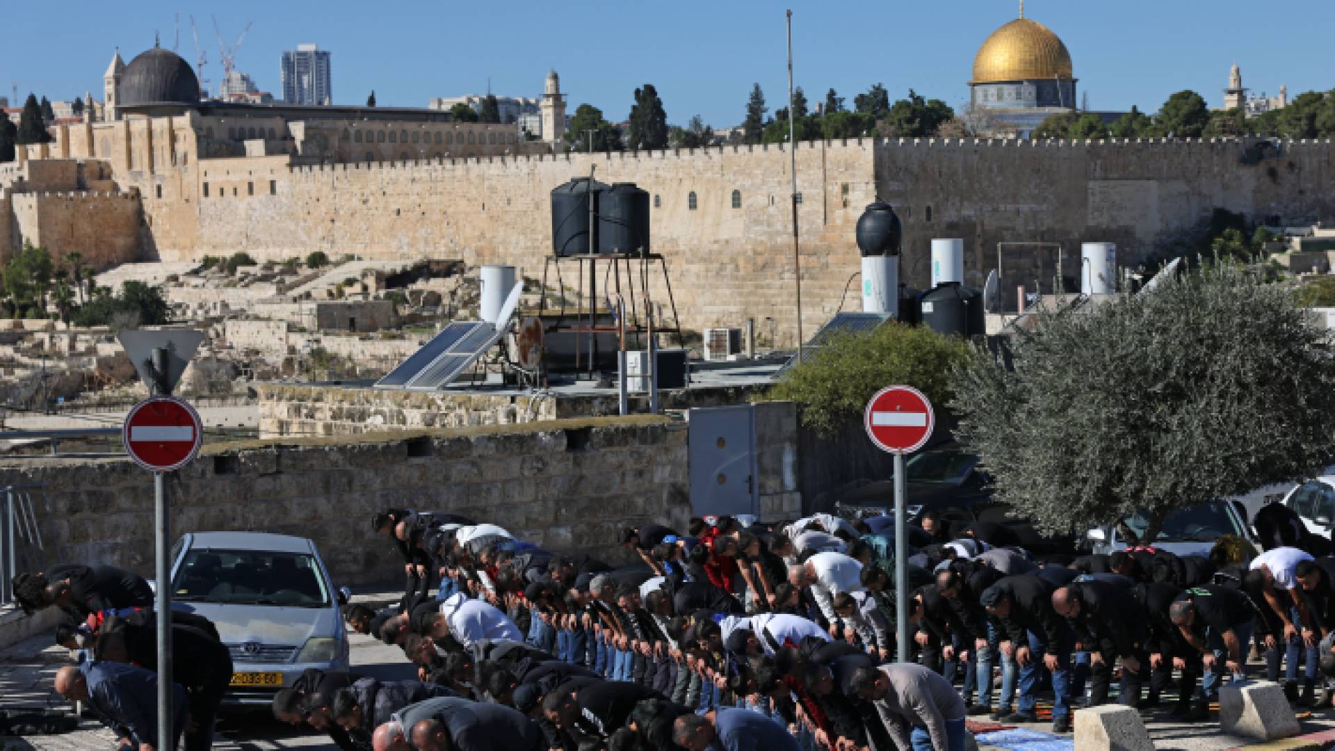 فلسطينيون يؤدون صلاة الجمعة خارج أسوار المسجد الأقصى بعد إغلاقه من قبل قوات الاحتلال