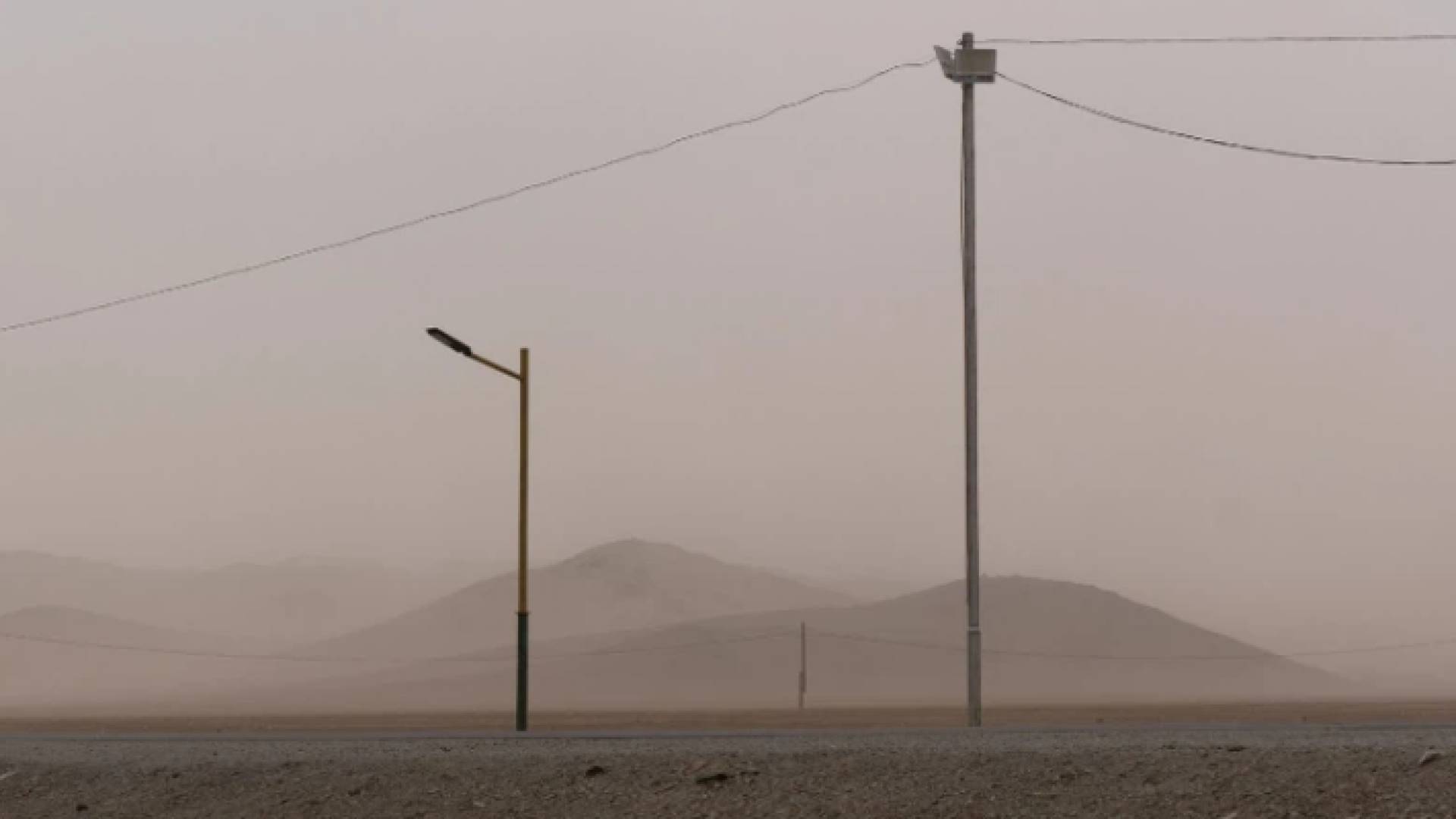 موجة غبارية على أحد الطرق الصحراوية في الأردن