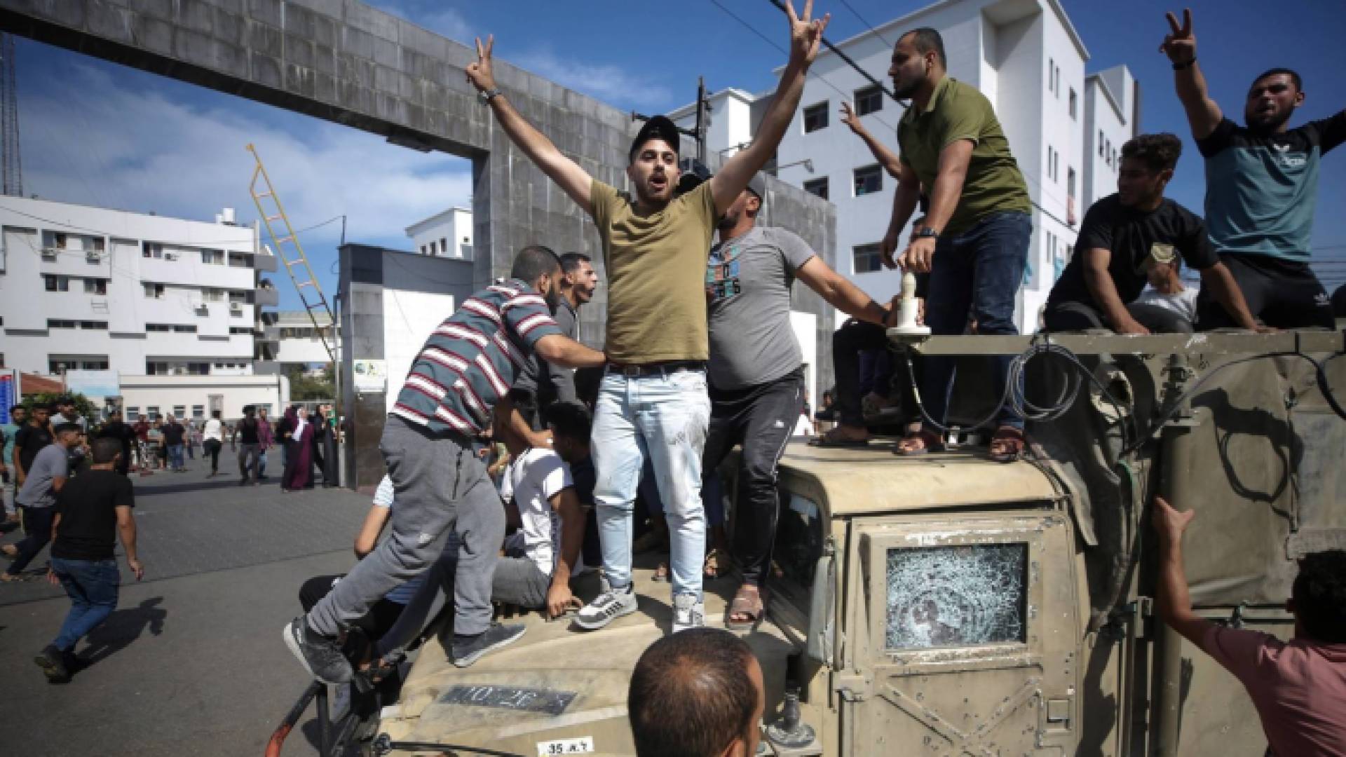 فلسطينيون يرفعون إشارة النصر فوق جيب عسكري للاحتلال في السابع من أكتوبر