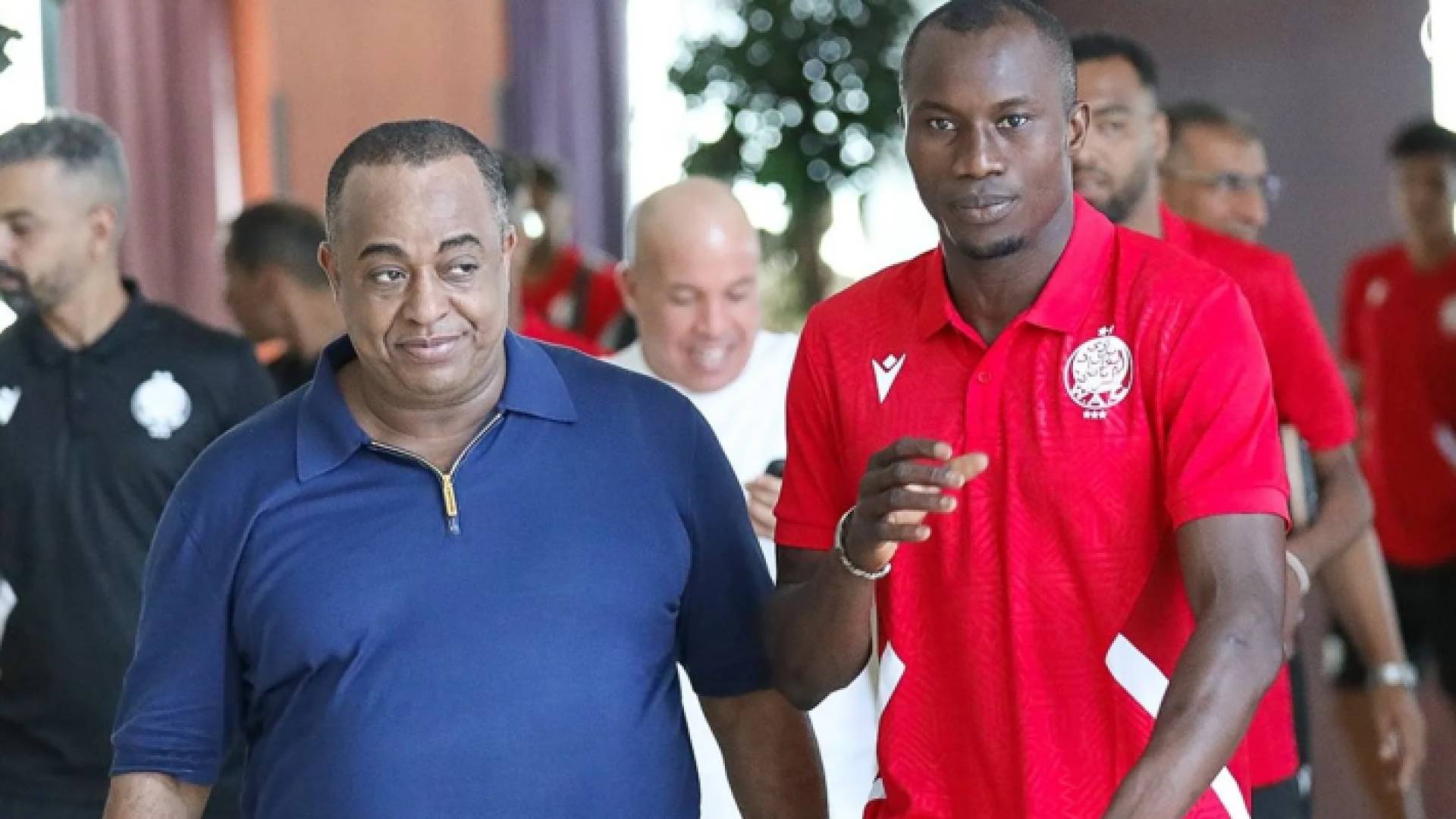 سعيد الناصري مع أحد لاعبي الوداد