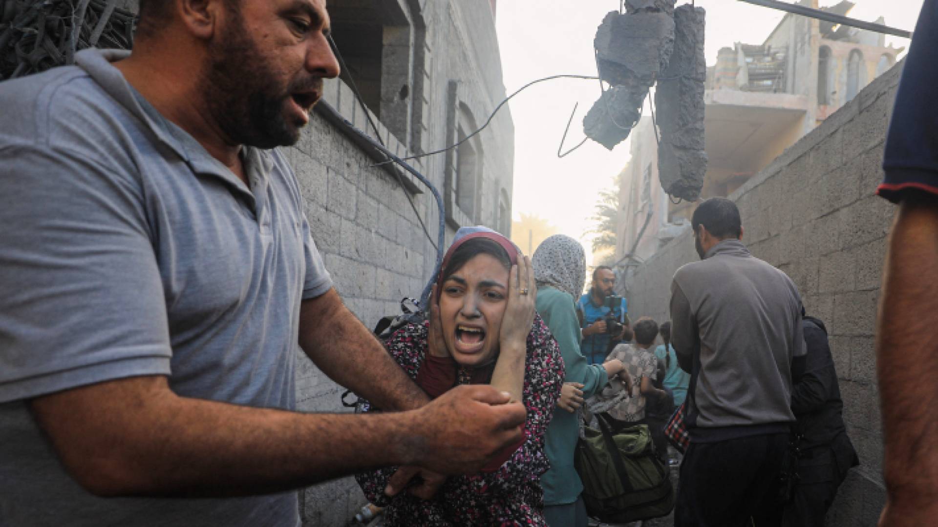 فلسطينيون عقب ضربات جوية من قوات الاحتلال استهدفت حيا في مخيم المغازي في وسط قطاع غزة