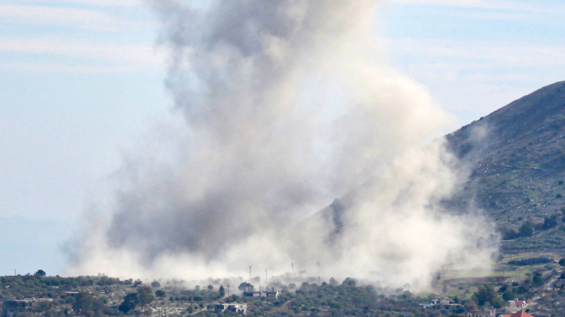 تصاعد الدخان جنوب لبنان جراء عدوان الاحتلال
