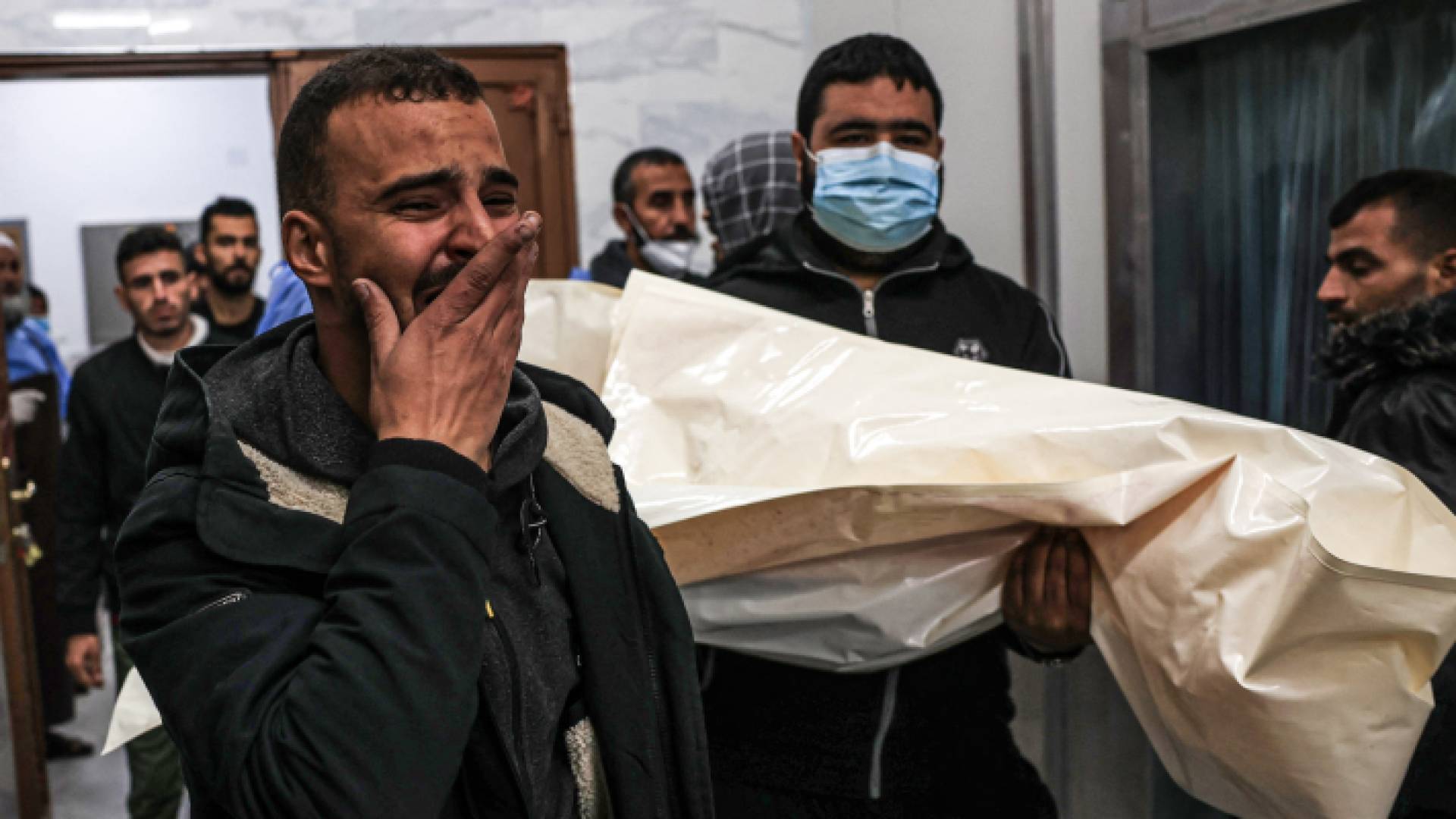 فلسطيني يبكي في وداع أحد أفراد عائلته في غزة