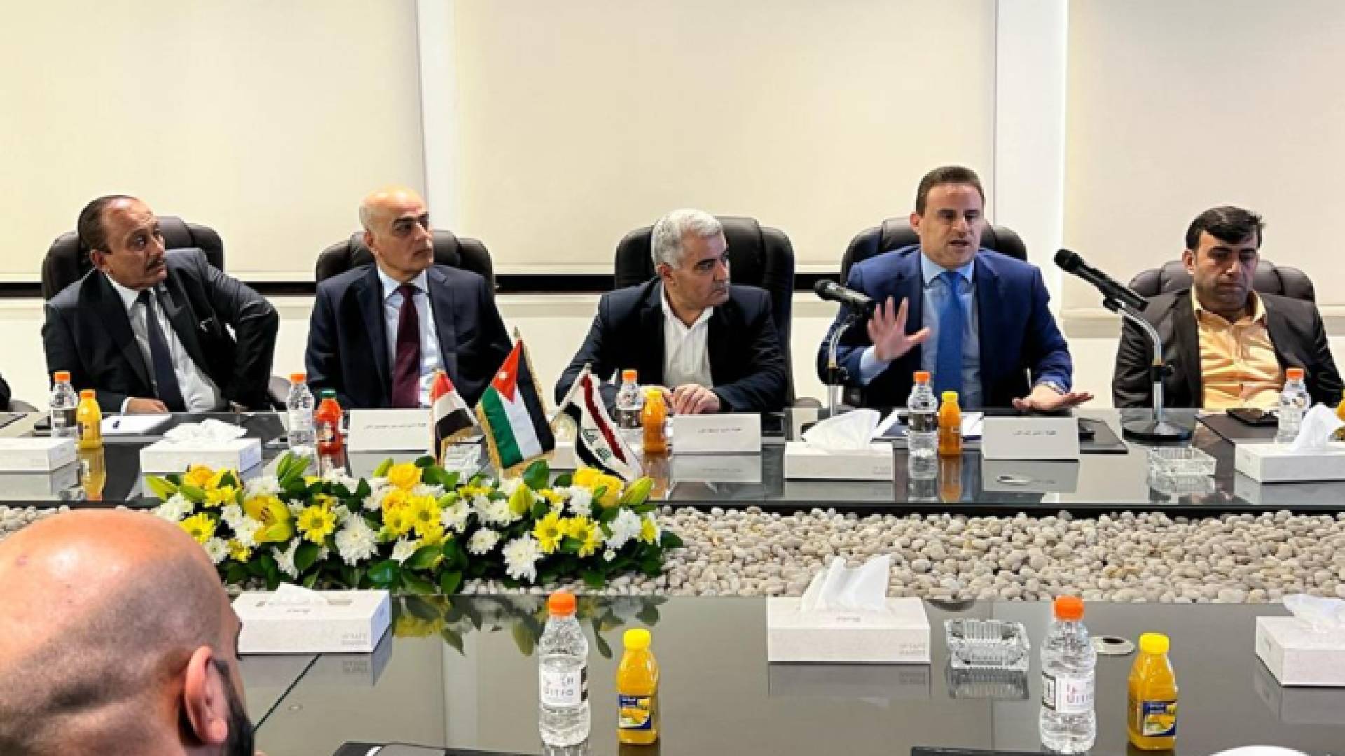 جانب من الاجتماع الذي عقدته شركة الجسر العربي مع الجانب المصري لتشغيل خط بديل للملاحة البحرية