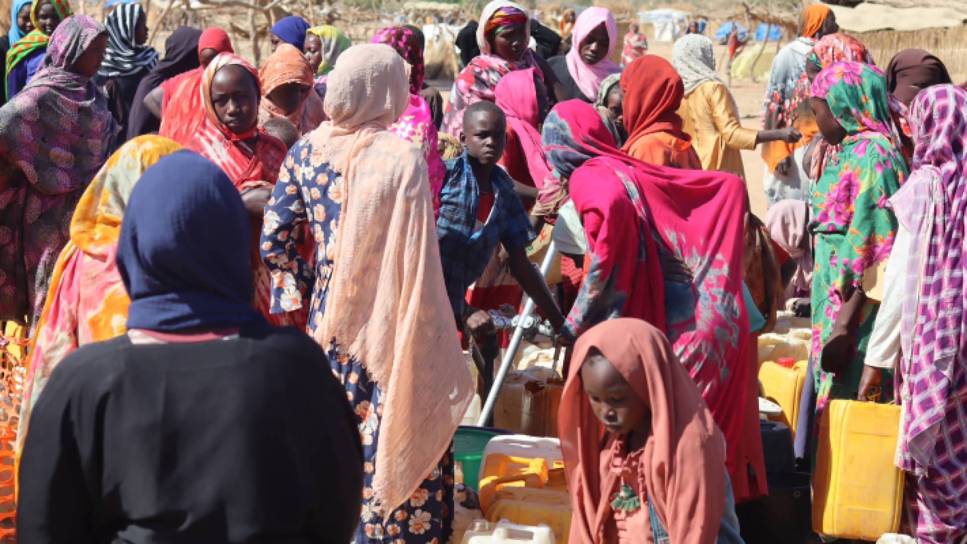 نازحون سودانيون يحاولون الحصول على الماء - AFP