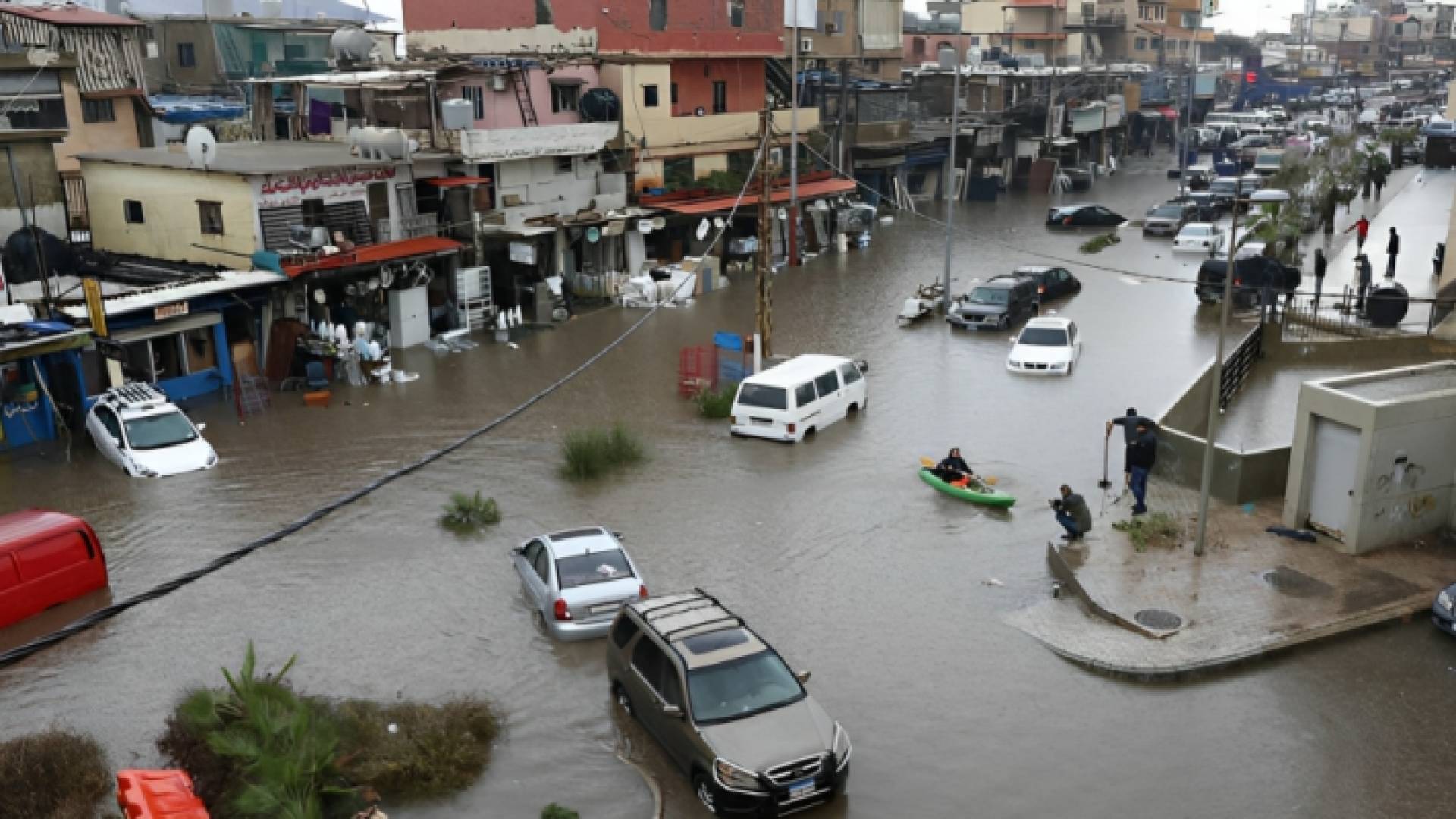مياه الأمطار تشل الحركة في لبنان