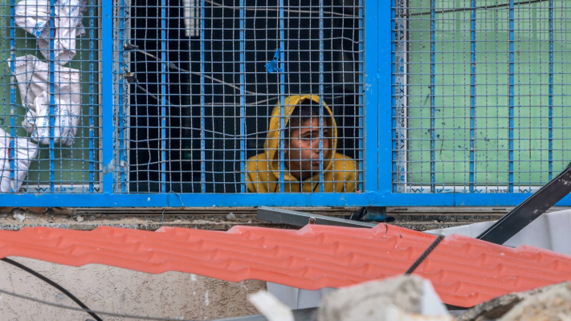 طفل في مدرسة للنازحيين تابعة للأمم المتحدة في رفح جنوب قطاع غزة