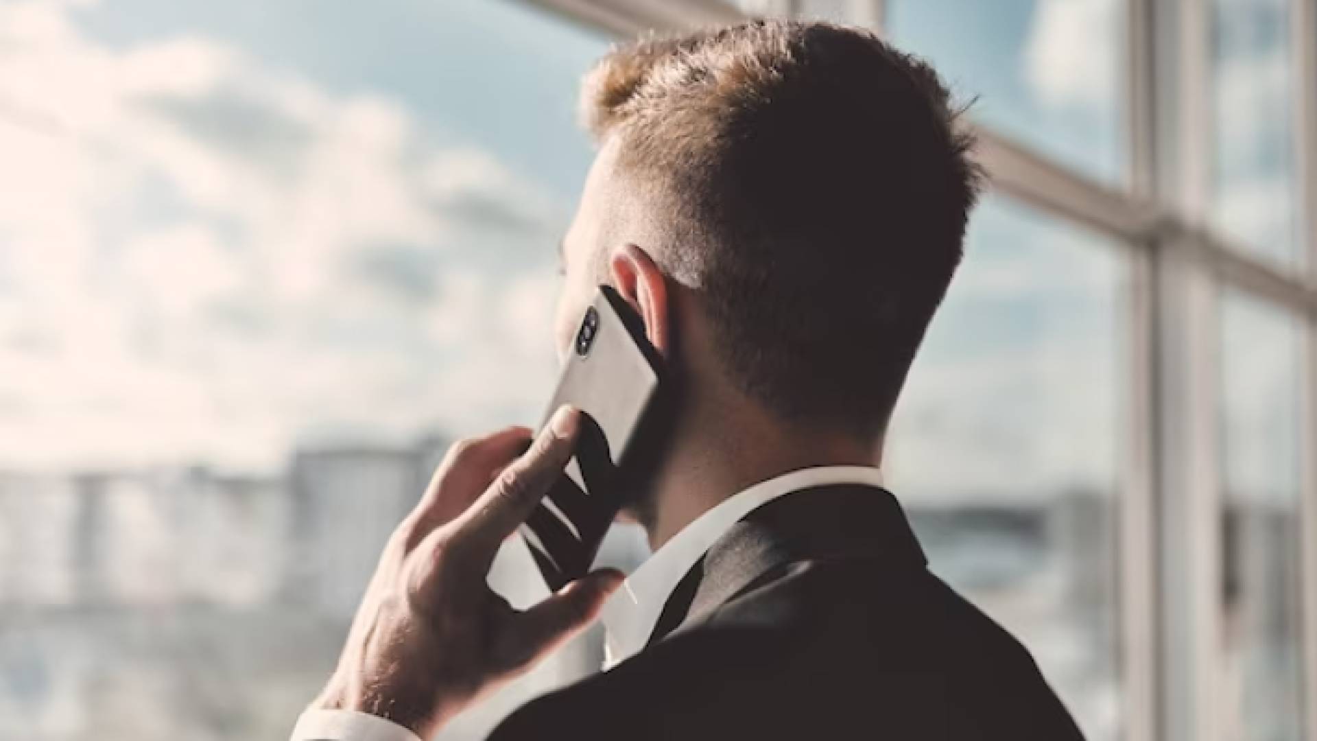 شخص يجري مكالمة هاتفية