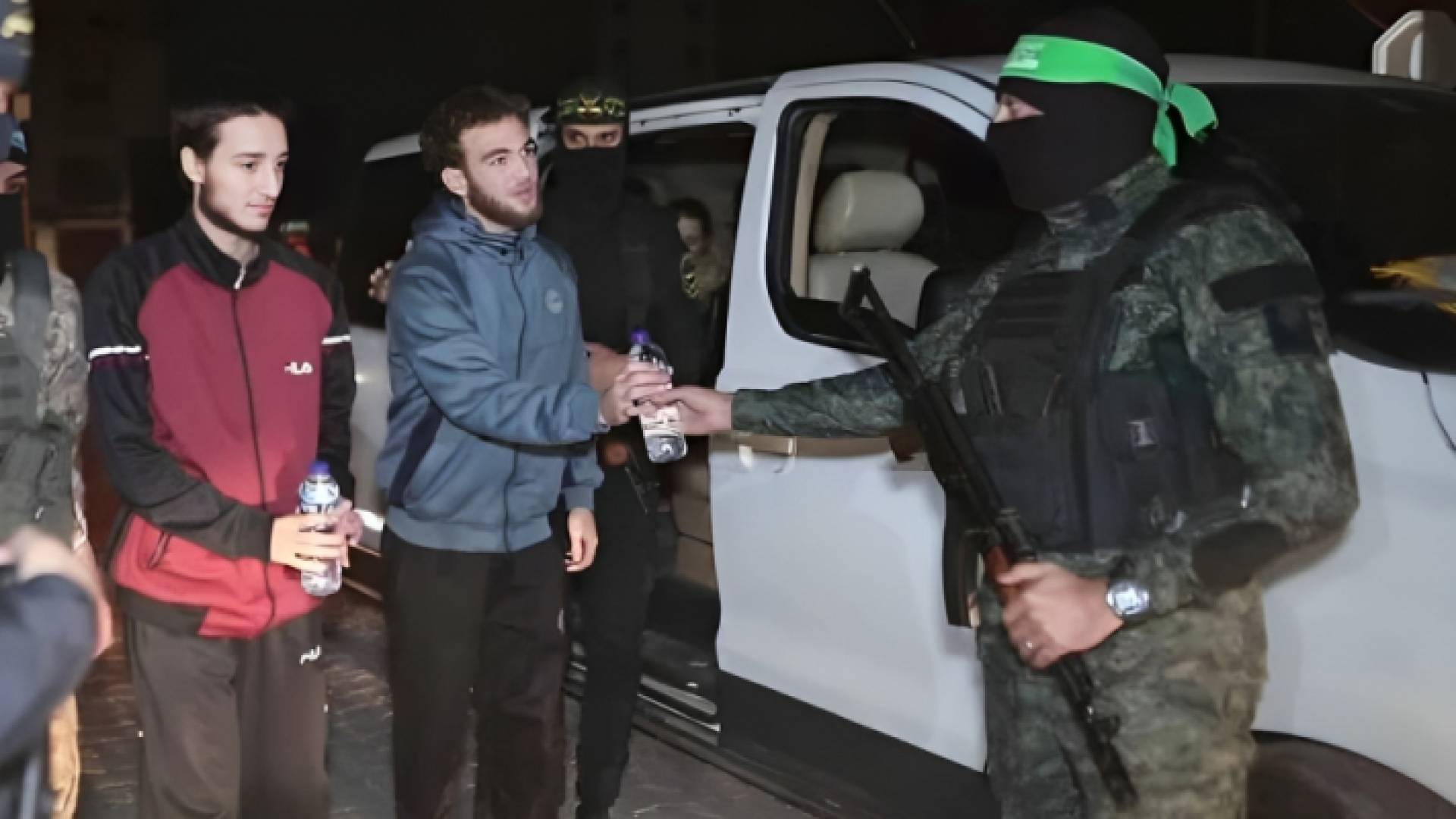 لحظة تسليم محتجزين للصليب الأحمر خلال صفقة التبادل الأولى