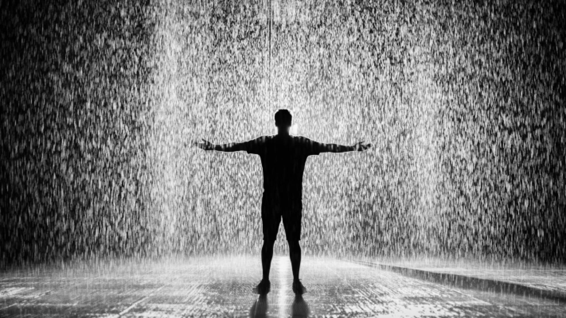 شخص يقف تحت المطر - تعبيرية