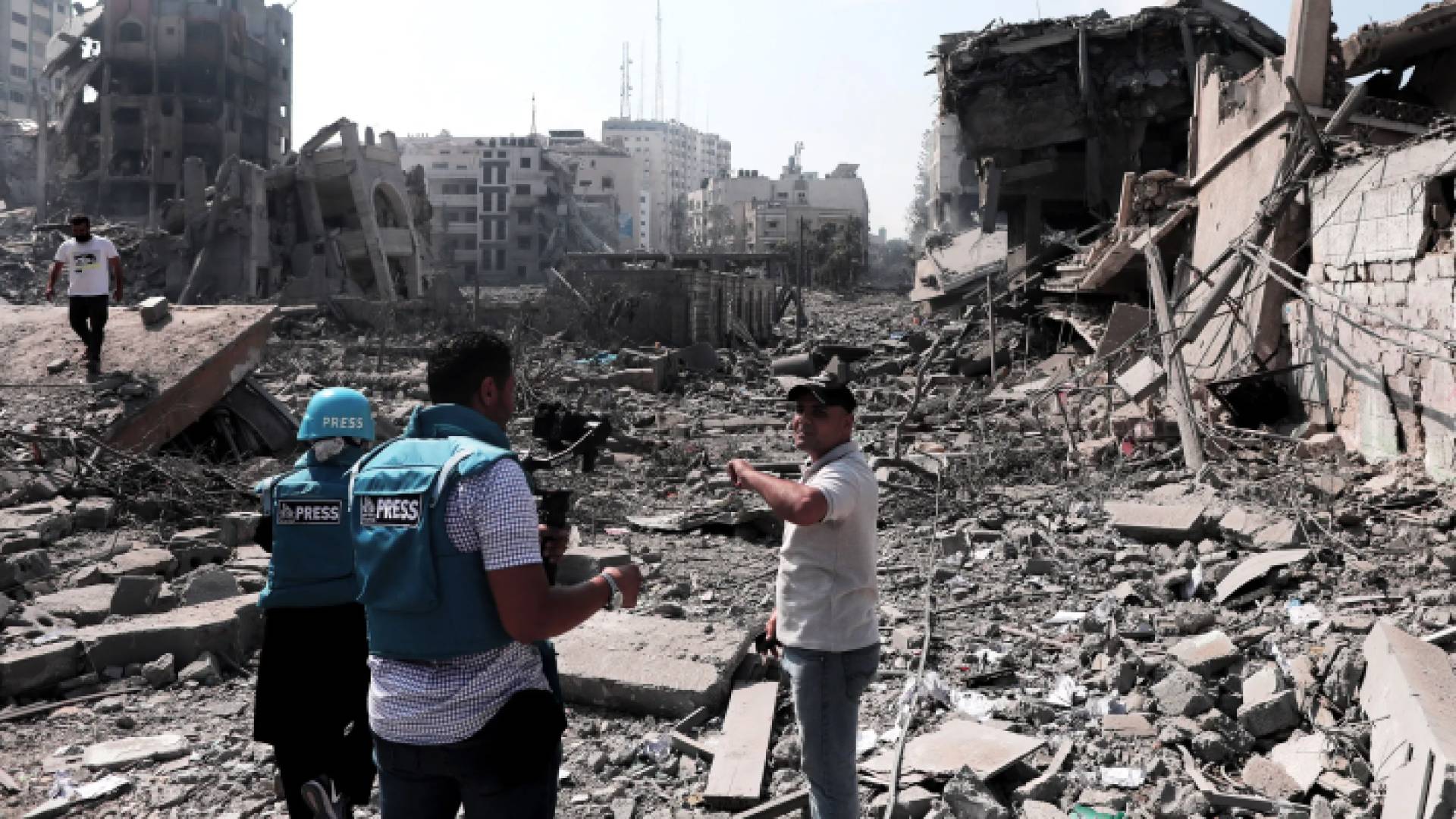 صحفيون داخل قطاع غزة بين أنقاض البيوت المدمرة - أرشيفية