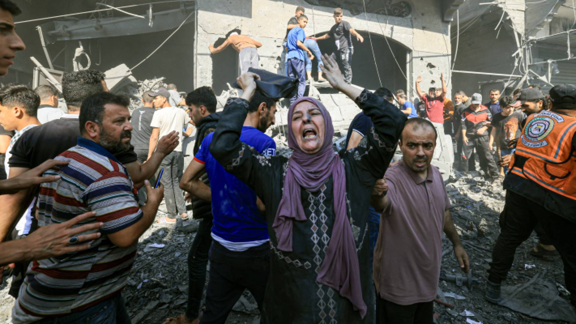 فلسطينية تبكي عقب استهداف منزلها بغزة