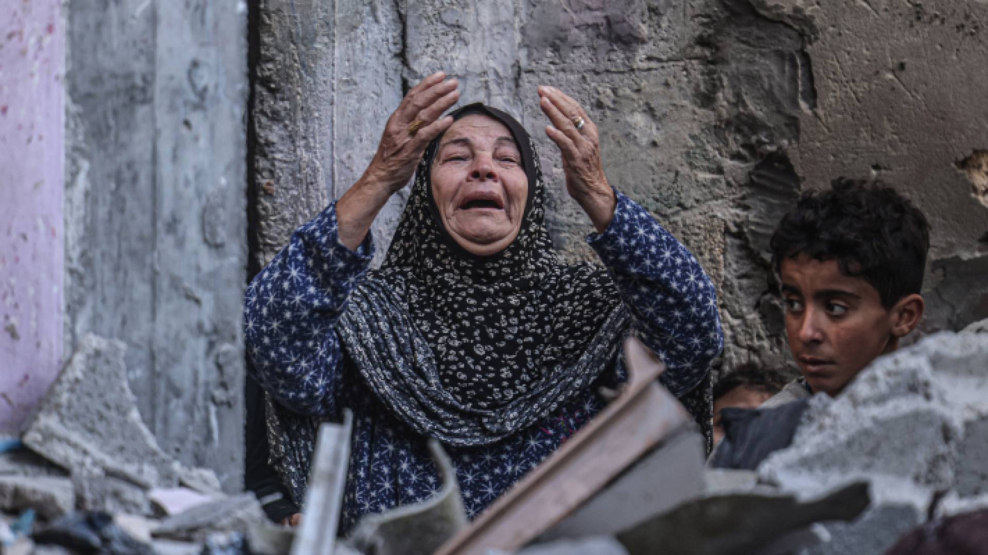 فلسطينية تبكي في غزة