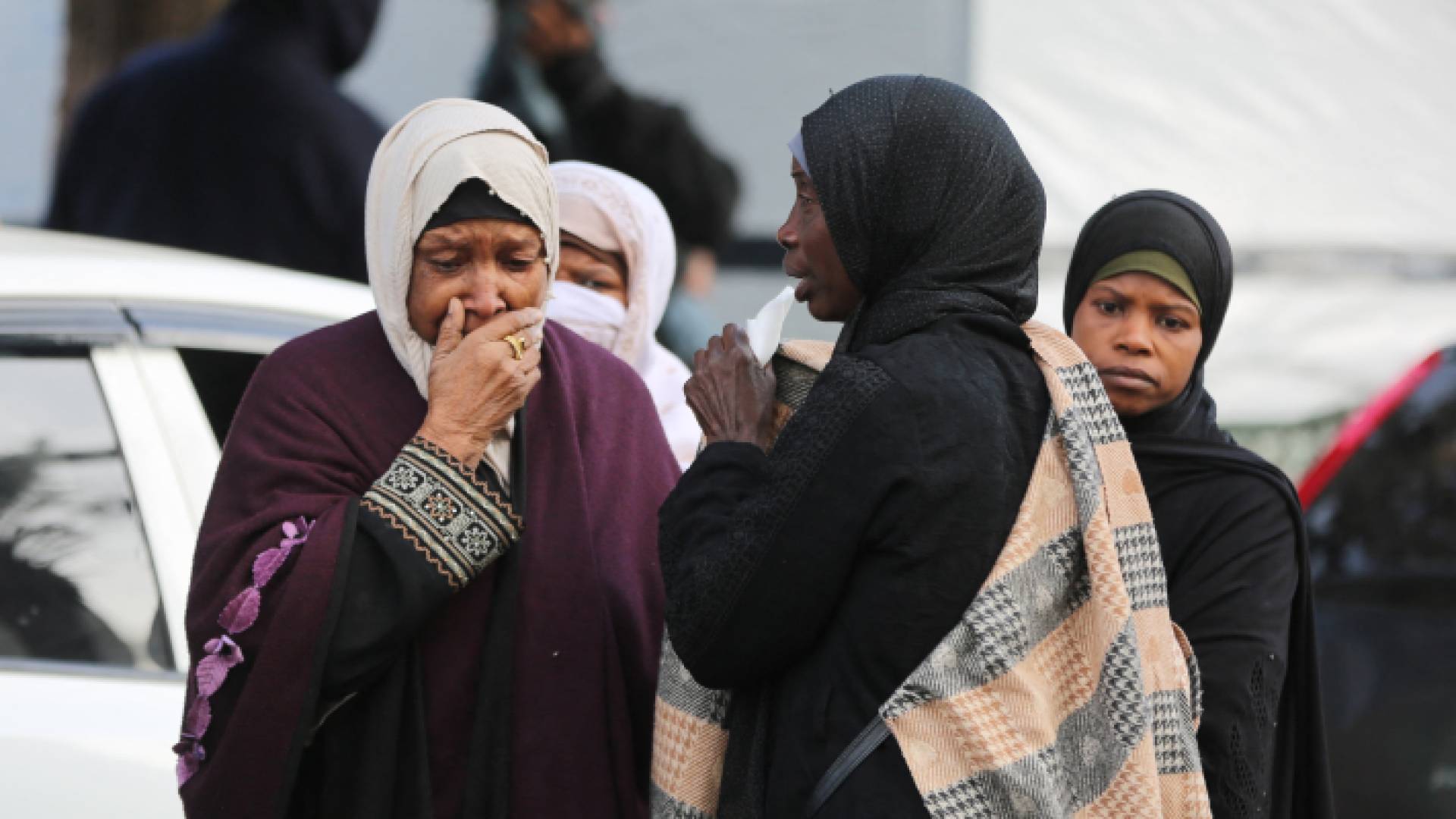 فلسطينيون يبكون أقاربهم في قطاع غزة - أرشيفية