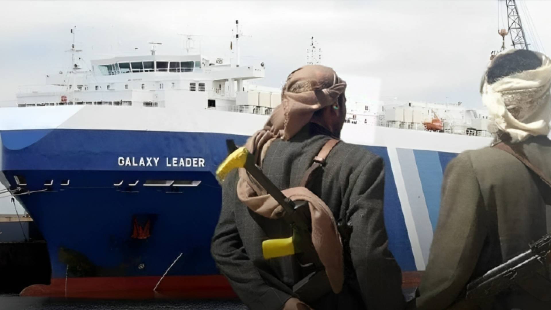 يمنيون يقفون أمام إحدى السفن