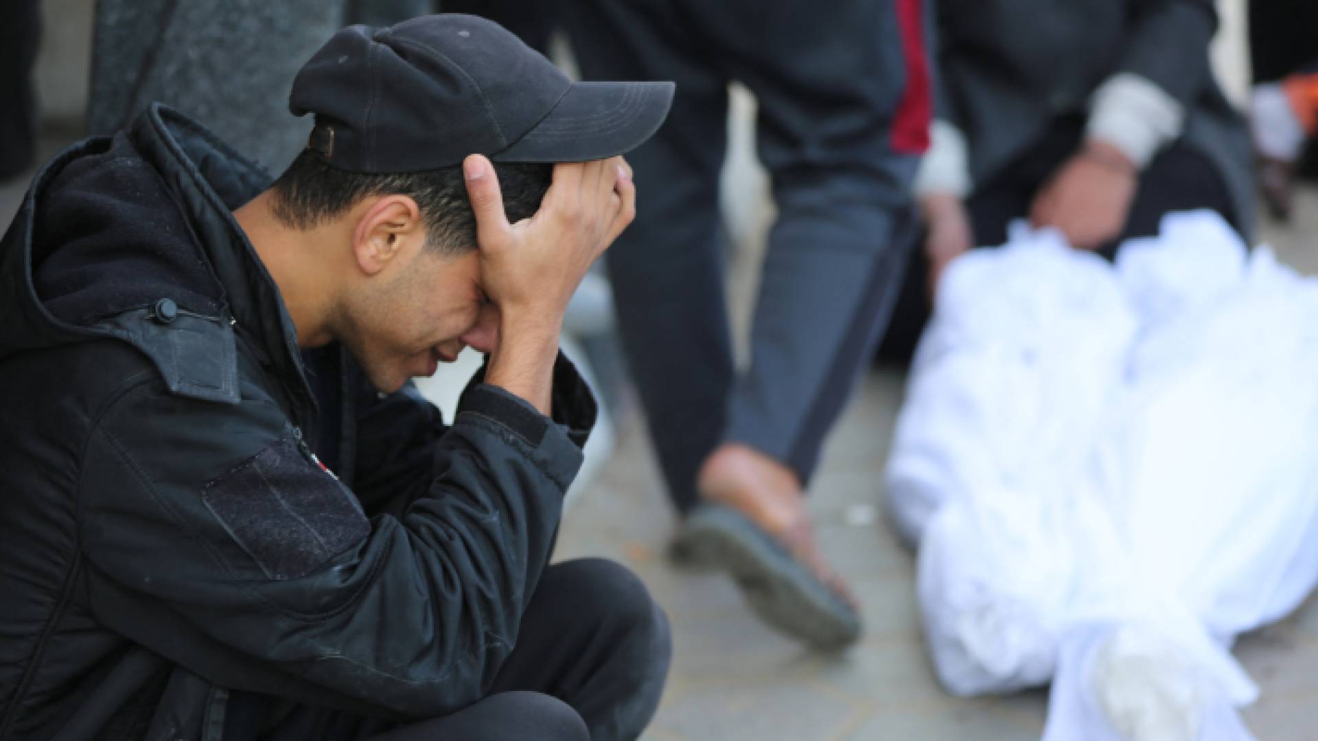 فلسطيني يبكي عند أحد المستشفيات في قطاع غزة بعد فقدان عائلته