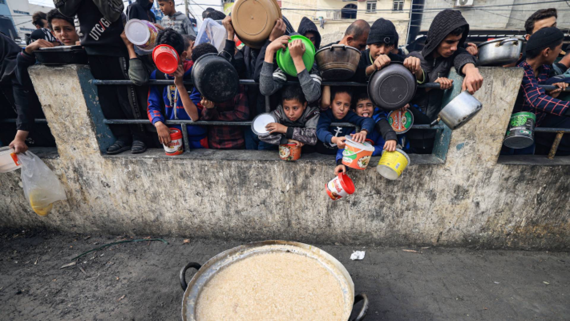 فلسطينيون ينتظرون دورهم للحصول على طعام في قطاع غزة