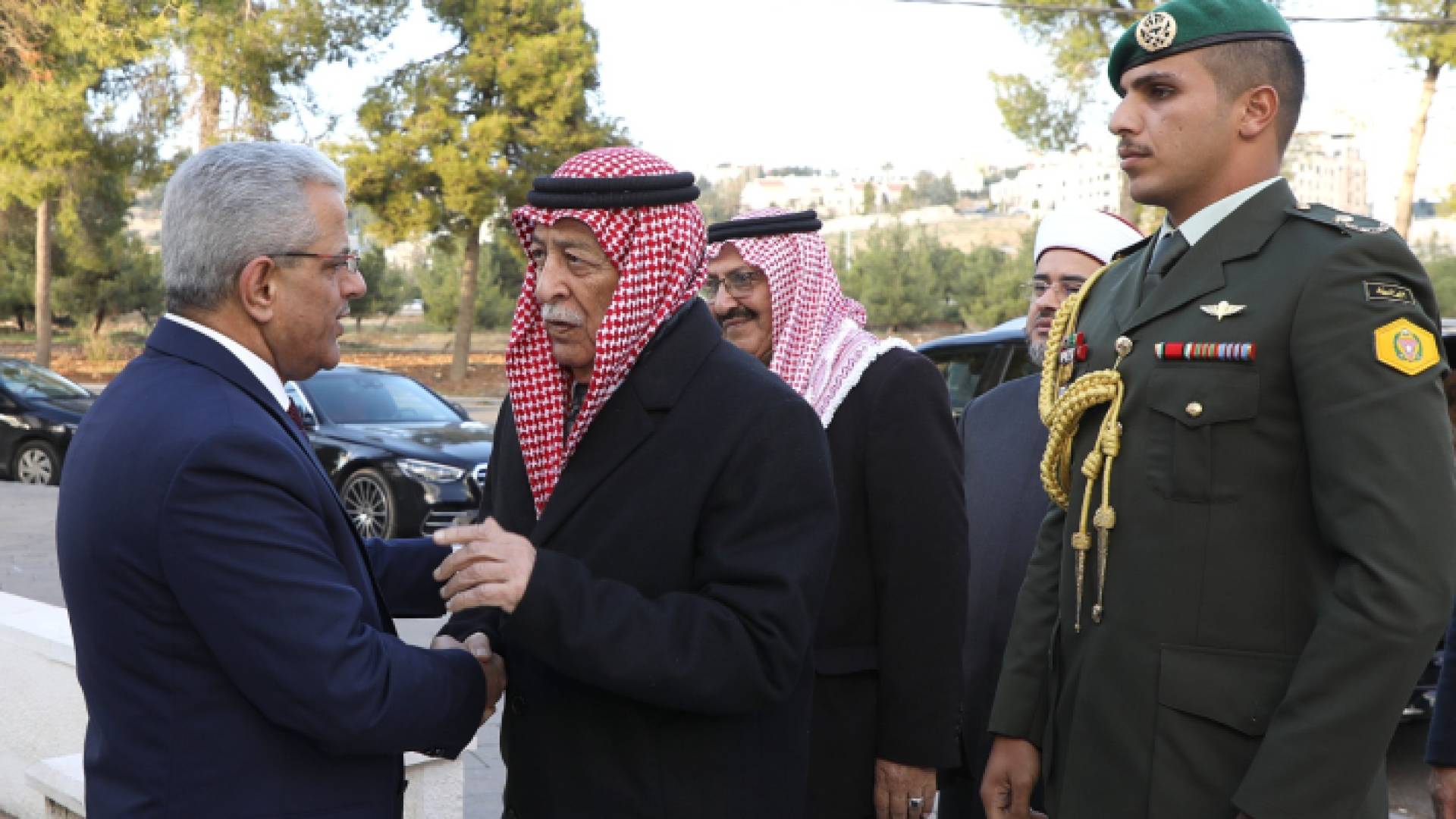 جانب من أداء رئيس الديوان الملكي يوسف العيسوي واجب العزاء