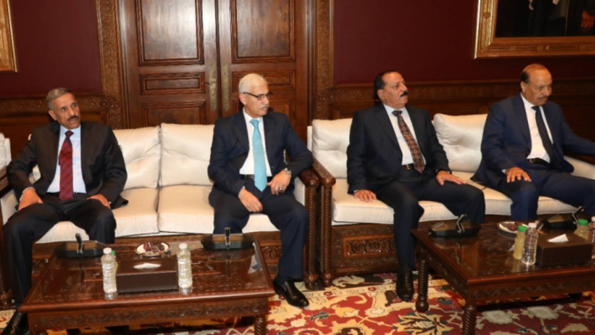 متقاعدون عسكريون خلال لقائهم مع رئيس الديوان الملكي يوسف العيسوي