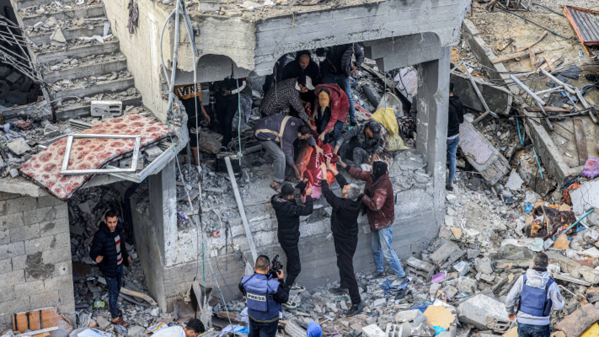 انتشال شهداء من بين الركام في غزة