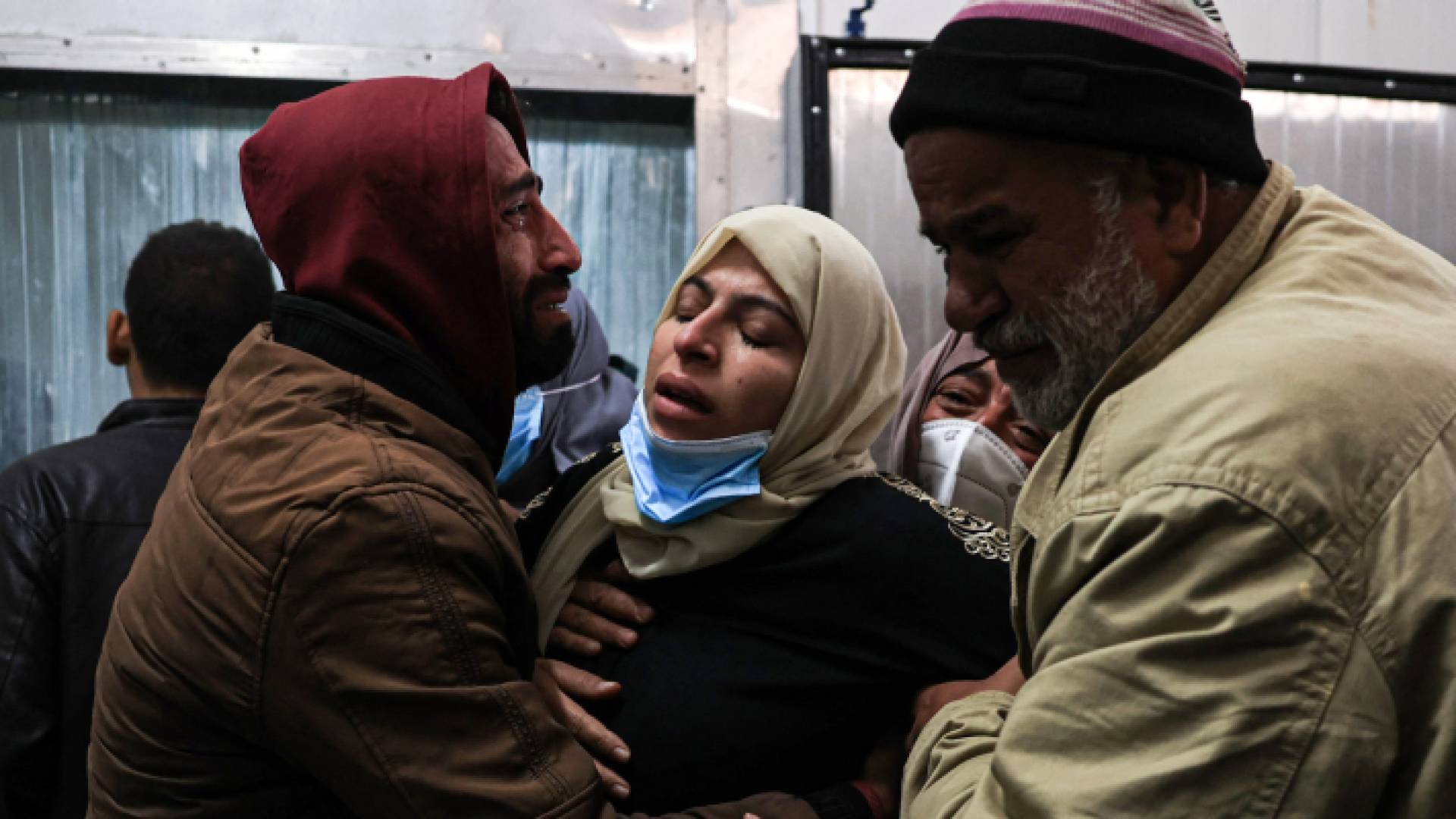 غزيون يبكون أحبابهم في قطاع غزة جراء عدوان الاحتلال - أرشيفية