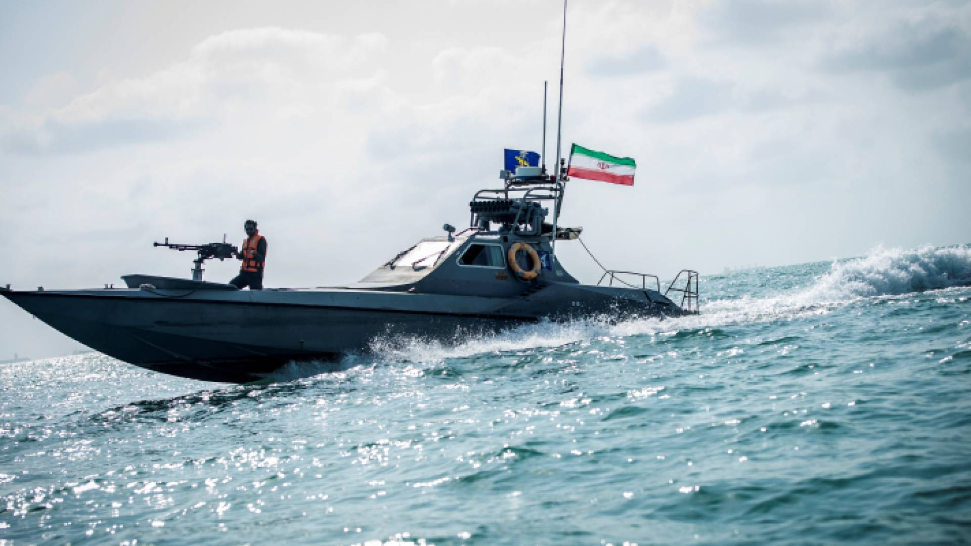 زورق إيراني فيس المياه الإقليمية