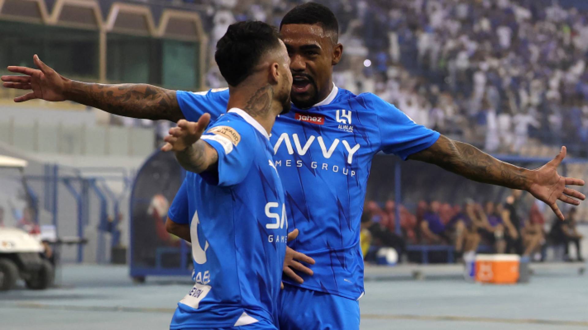 لاعبو الهلال يحتفلون بهدف سابق