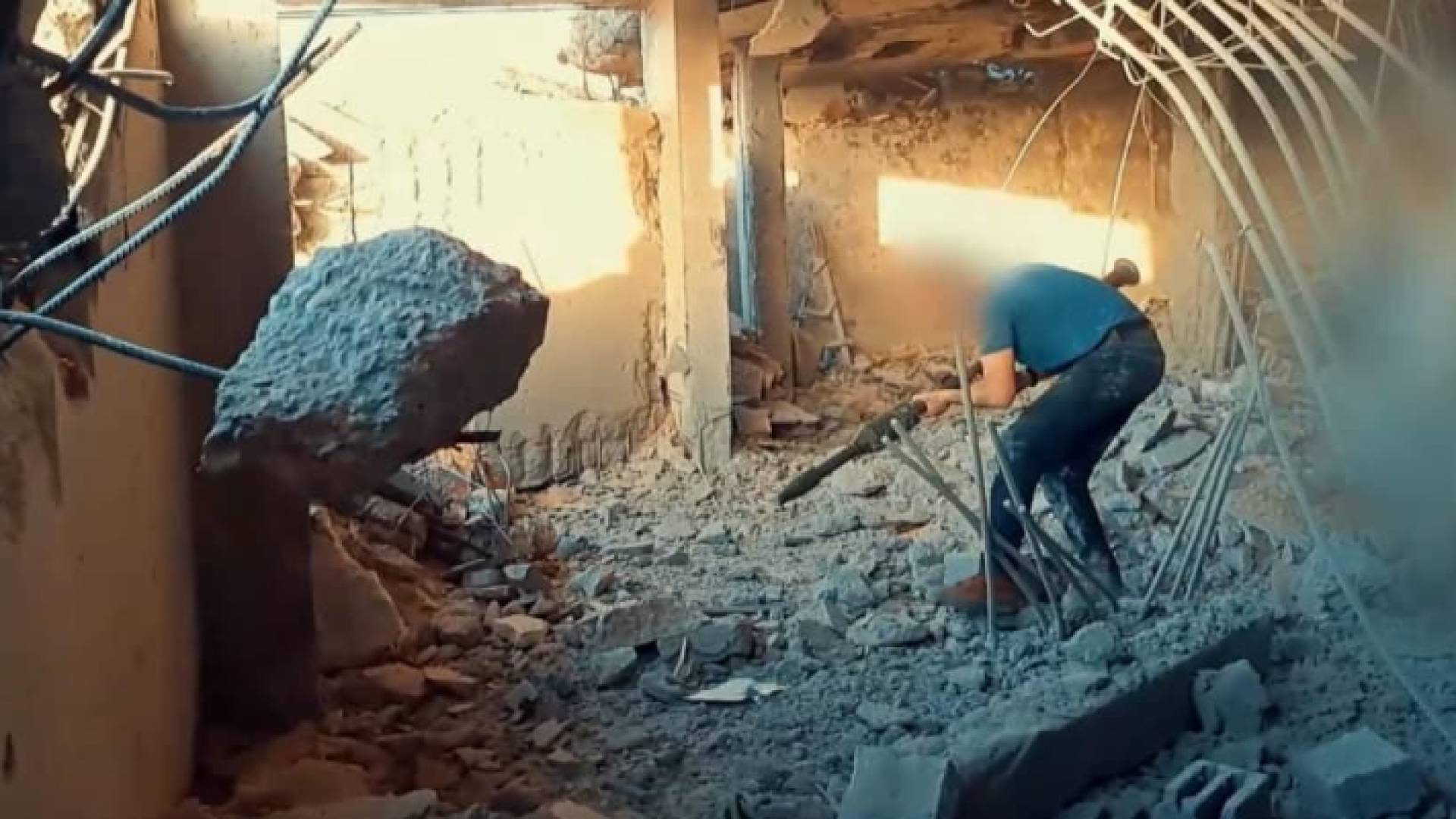 أحد عناصر المقاومة يتصدى لقوات الاحتلال المتوغلة