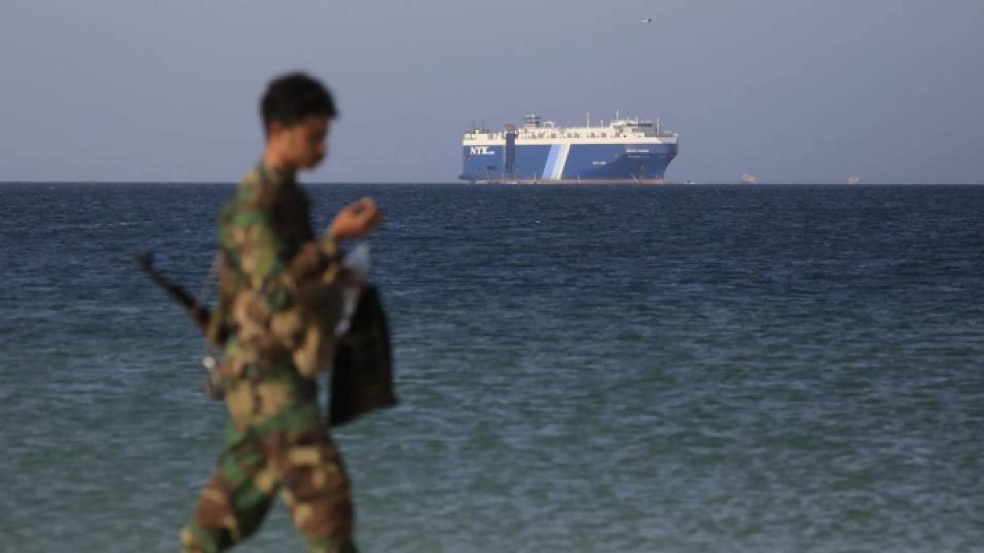 أحد عناصر الحوثي بالقرب من البحر الأحمر