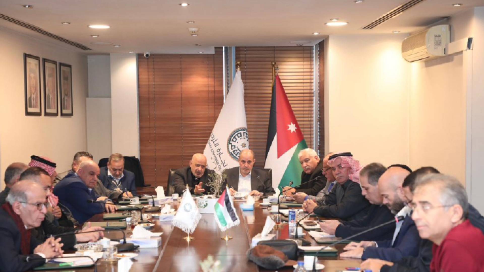 يوسف الشمالي وخليل الحاج توفيق خلال اجتماع في غرفة تجارة الأردن