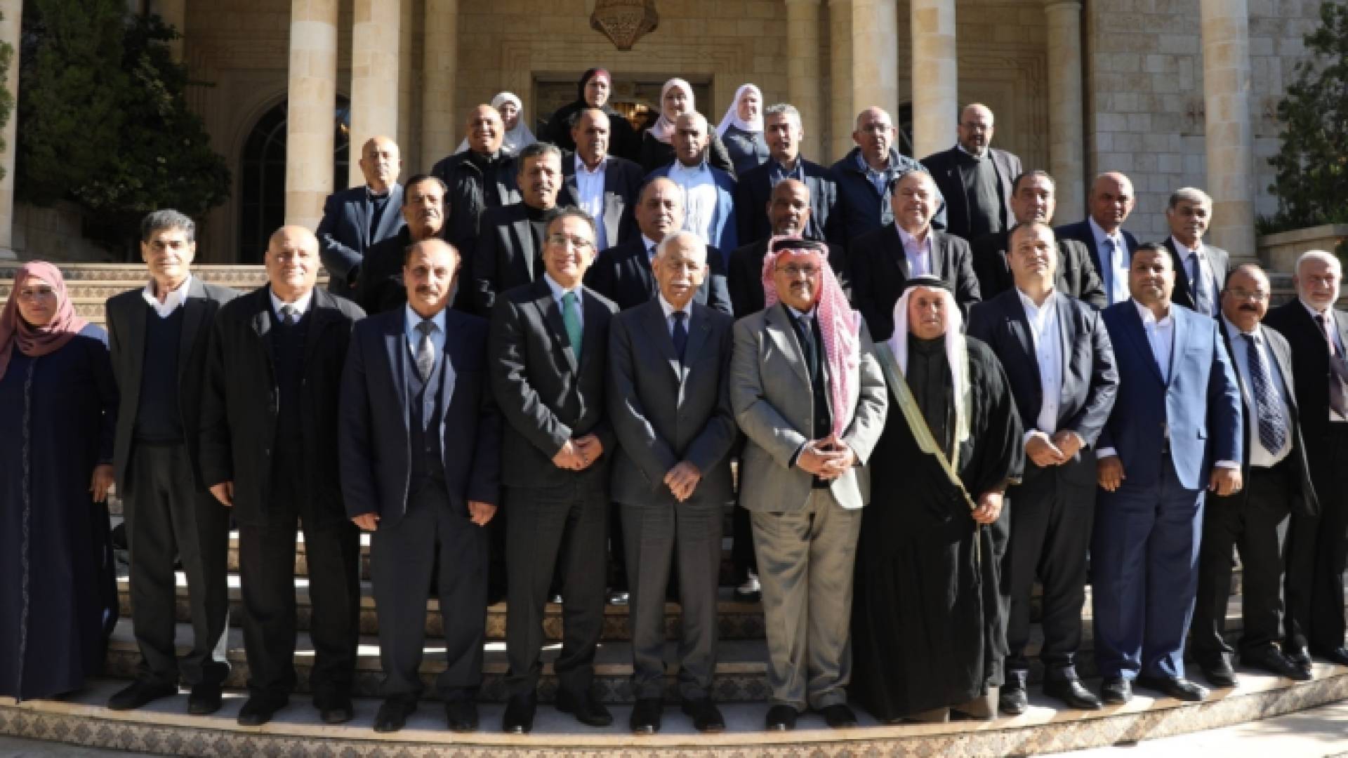 جانب من لقاء رئيس الديوان الملكي يوسف العيسوي مع شيوخ ووجهاء من جرش وعين الباشا ومخيم البقعة