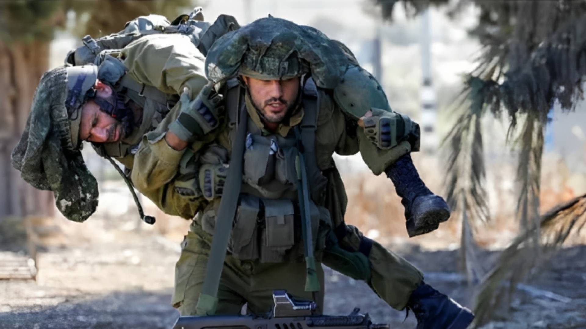 جندي من جيش الاحتلال يحمل آخر مصاب في غزة