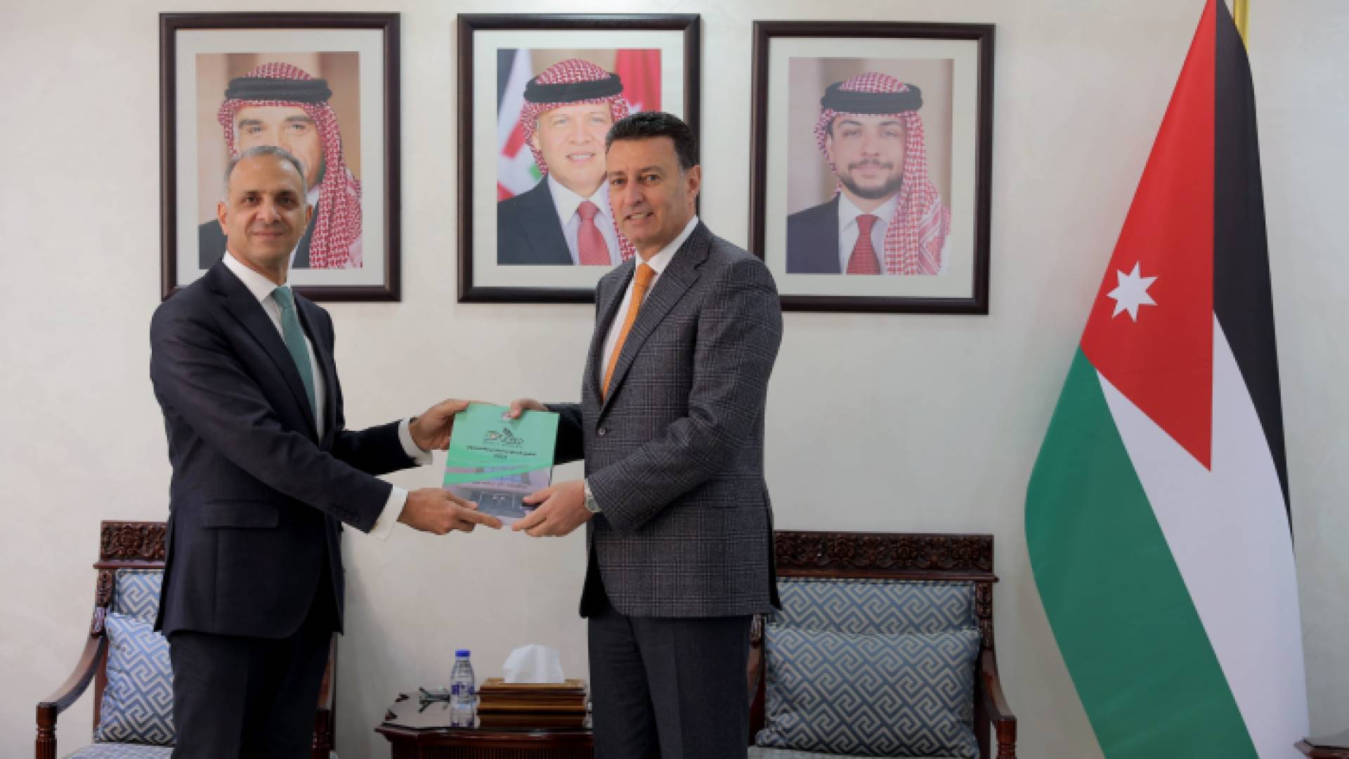 تسلم أحمد الصفدي لتقرير ديوان المحاسبة