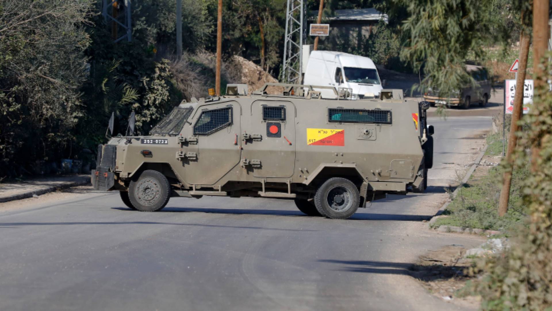 مدرعة عسكريةللاحتلال تغلق الطريق في الضفة الغربية - أرشيفية