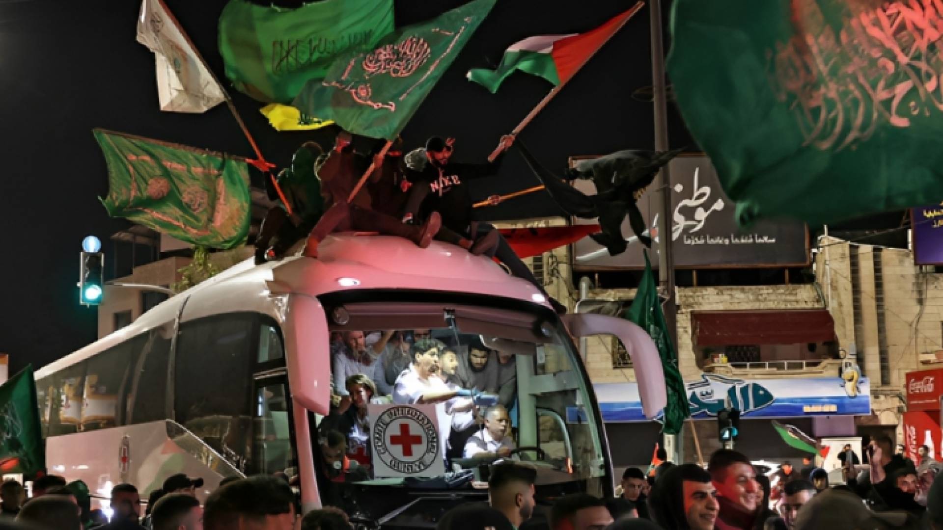 حافلة تقل أسرى محررين ضمن صفقة التبادل الأخيرة