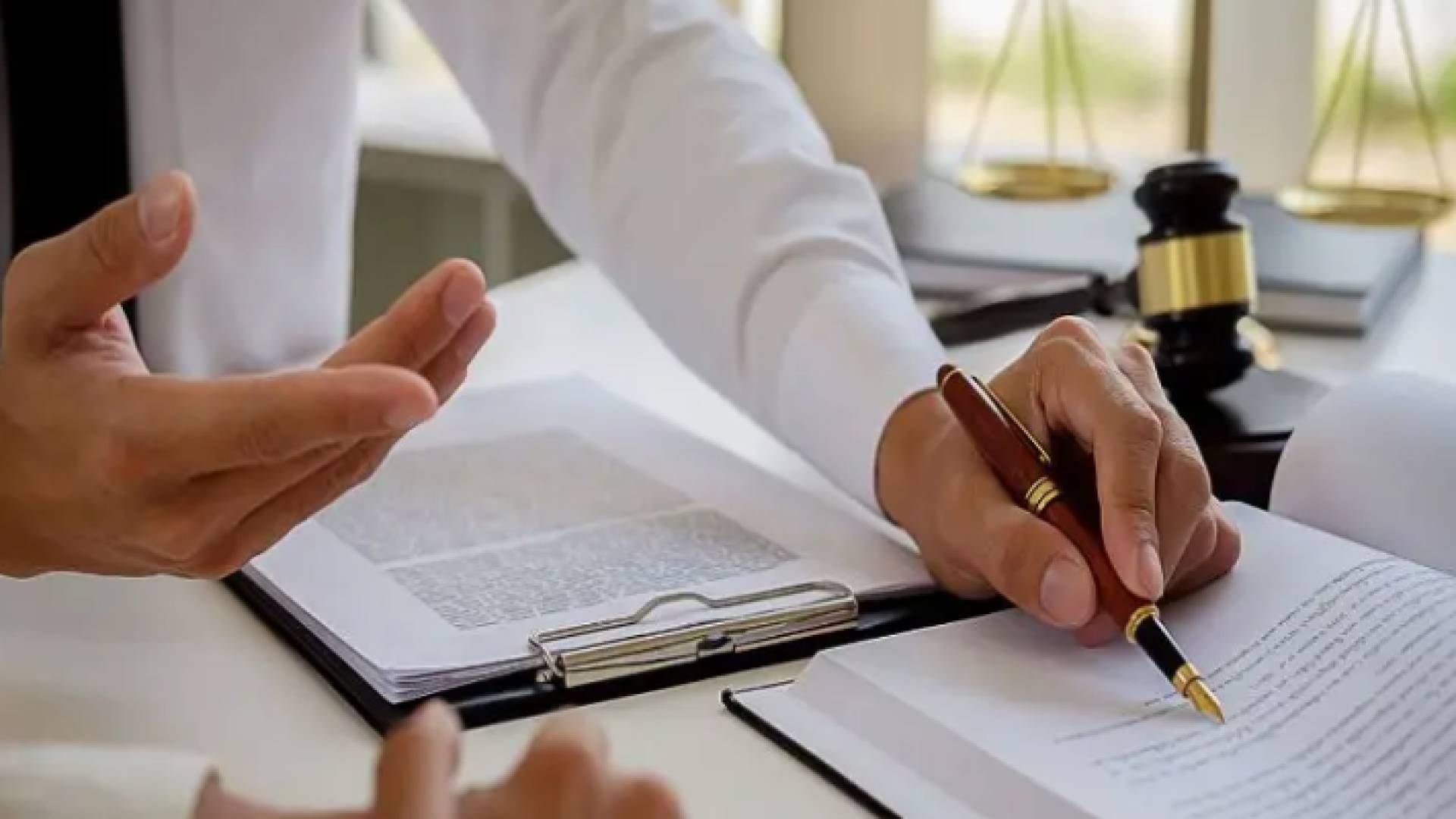 عقد عمل تعبيري