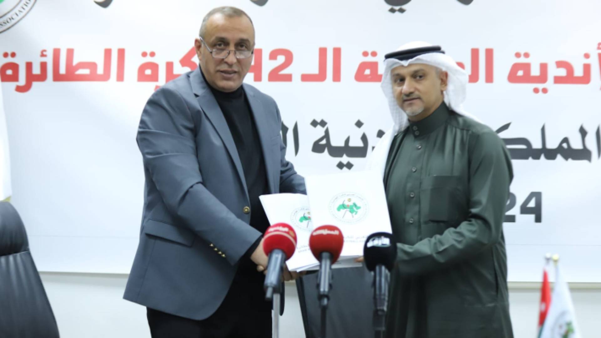 رئيس اتحاد الطائرة جهاد قطيشات والأمين العام للاتحاد العربي فراس الحلواجي