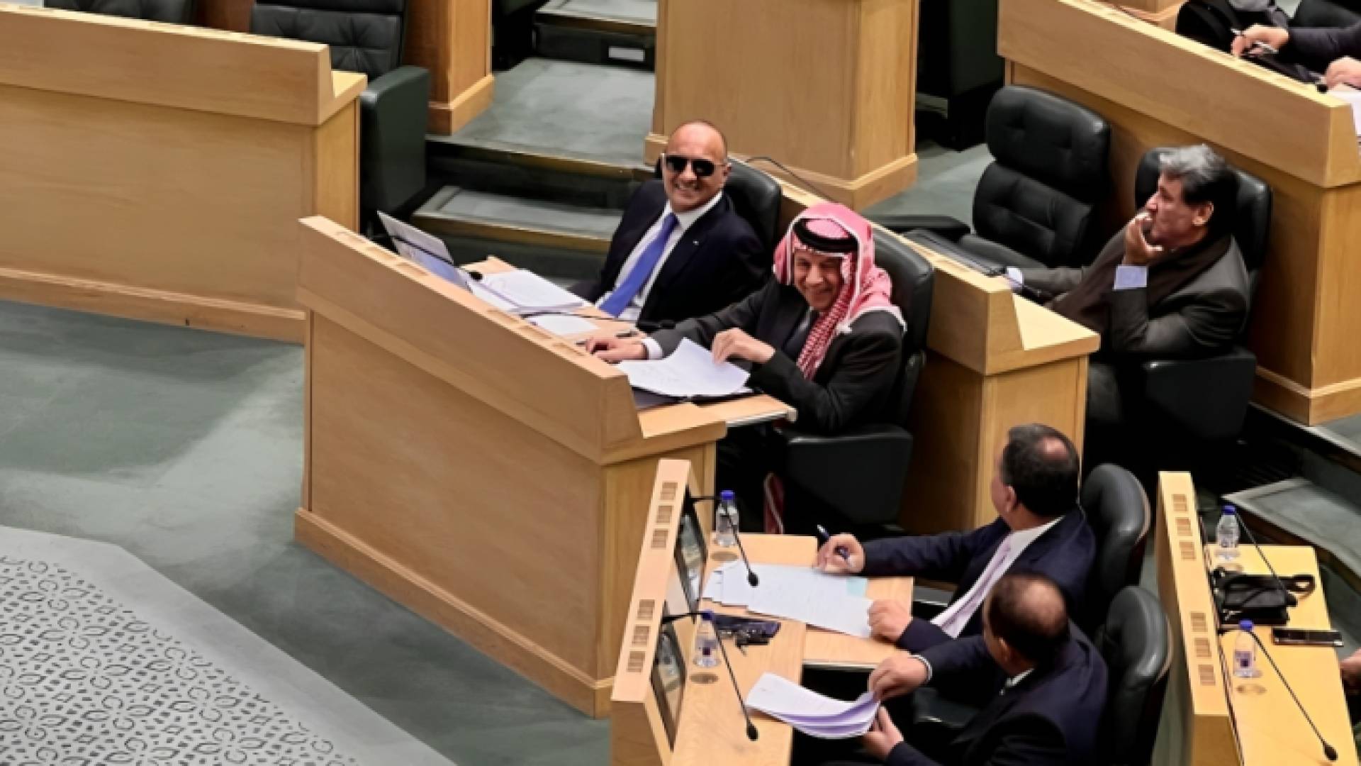 رئيس الوزراء الدكتور بشر الخصاونة، مرتديا نظارة شمسية خلال جلسة لمجلس النواب