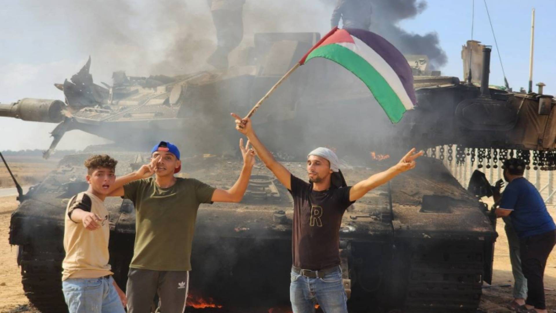 فلسطينيون من غزة يحتفلون بنجاح عملية "طوفان الأقصى"