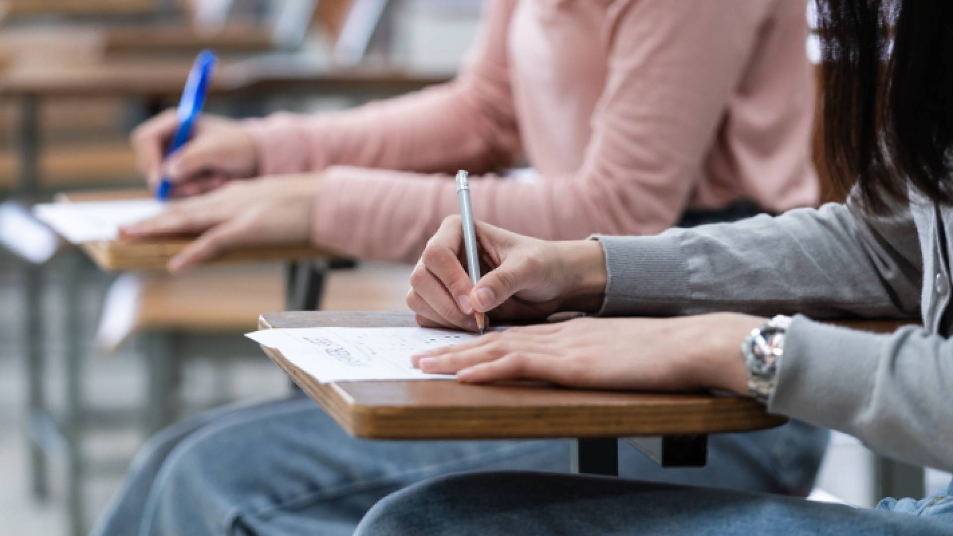 طالبتان تقدمان امتحان