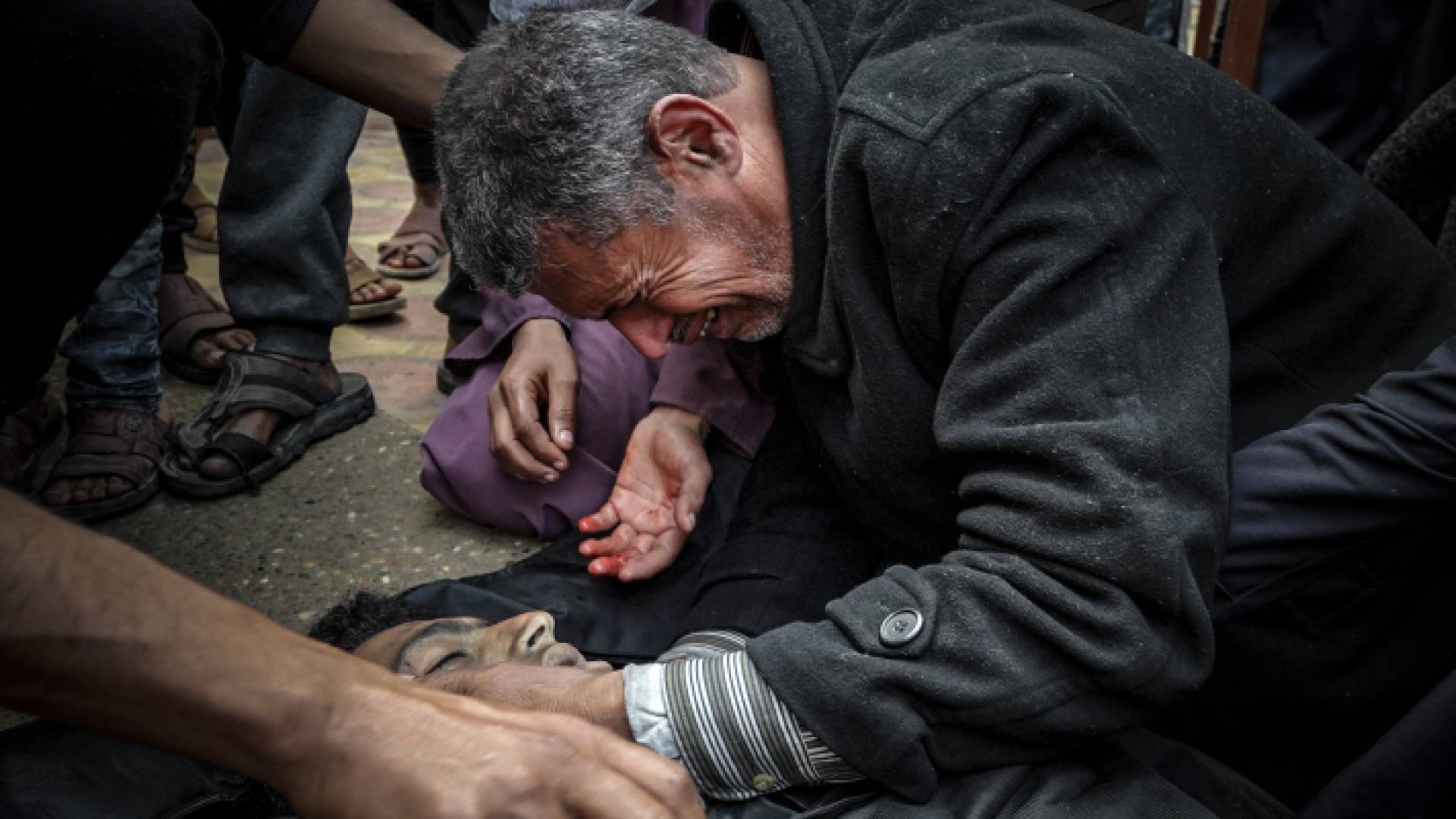 فلسطيني يبكي إبنه الذي قتله جيش الاحتلال الإسرائيلي - AFP