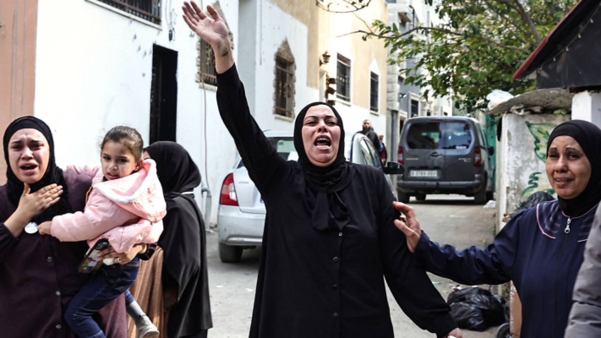 فلسطينيون أثناء تشييع شهداء قتلهم الاحتلال في الضفة - AFP