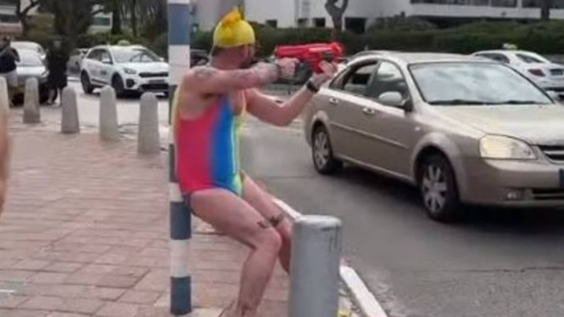 صورة ملتقطة من مقطع الفيديو الذي قيل إنه لأحد جنود الاحتلال مصاب بنوبة عصبية