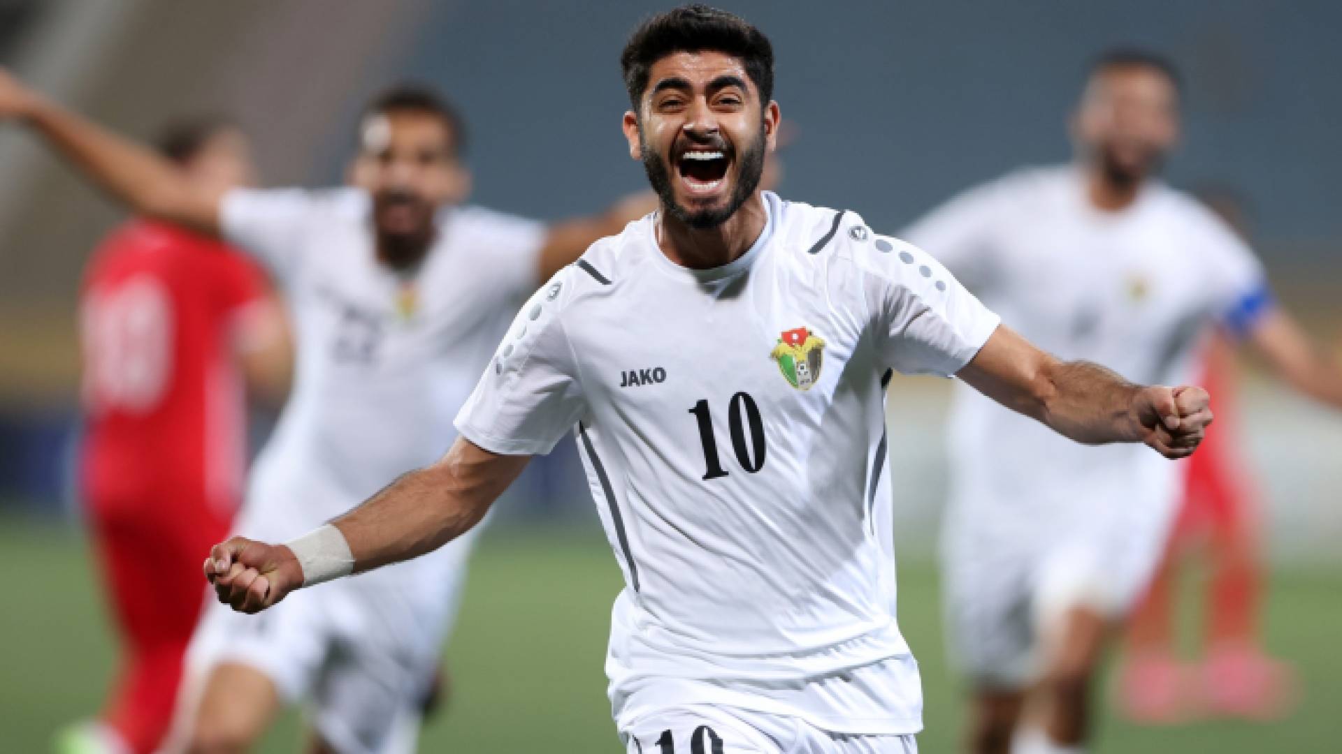 لاعب المنتخب الوطني وسيم ريالات يحتفل بهدف سابق