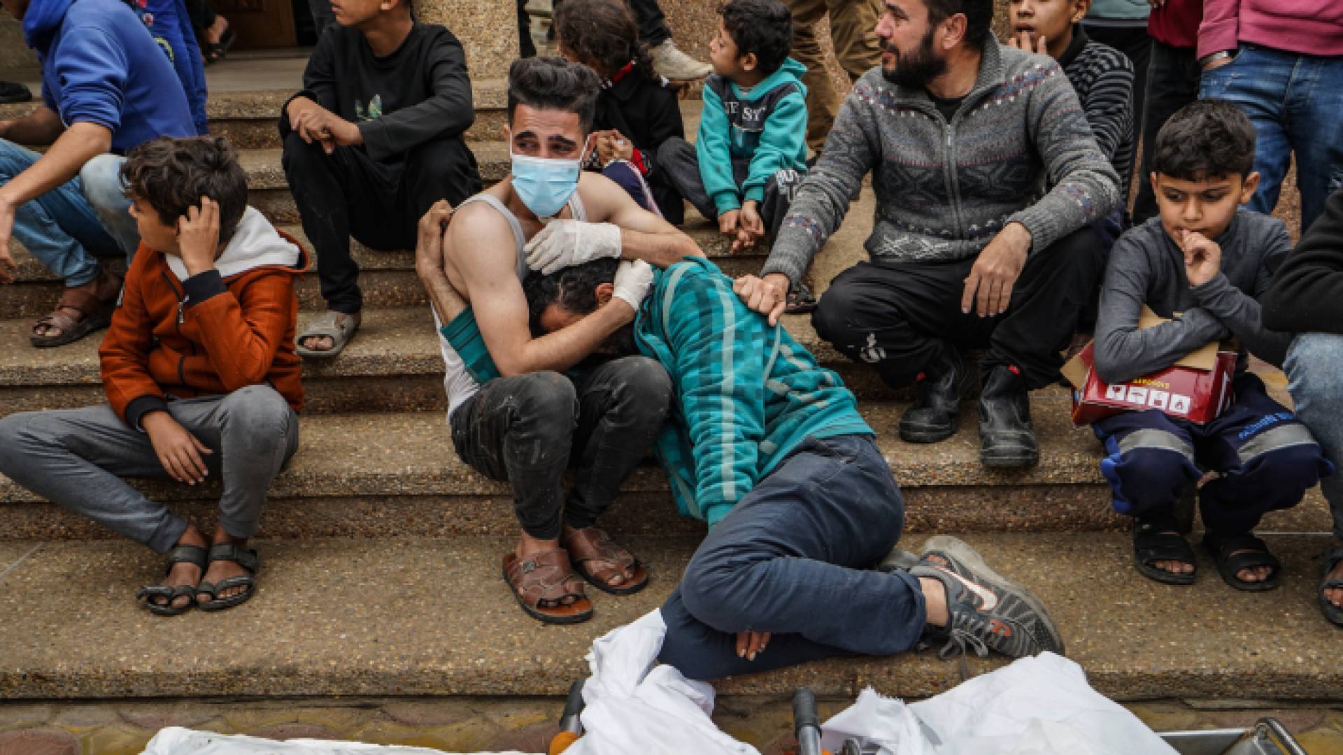 فلسطينيون يبكون على شهداءهم