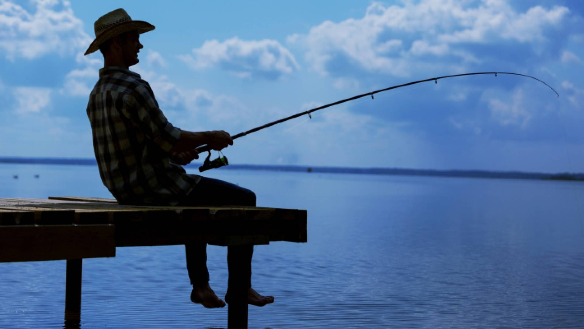 صورة تعبيرية لشخص يصطاد أسماك