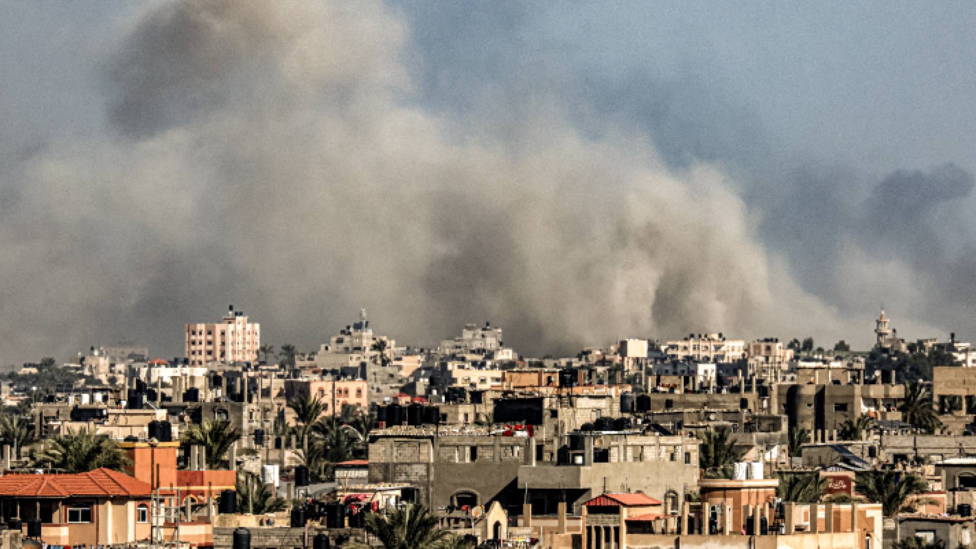 تصاعد الدخان فوق خان يونس في جنوب قطاع غزة نتيجة قصف الاحتلال