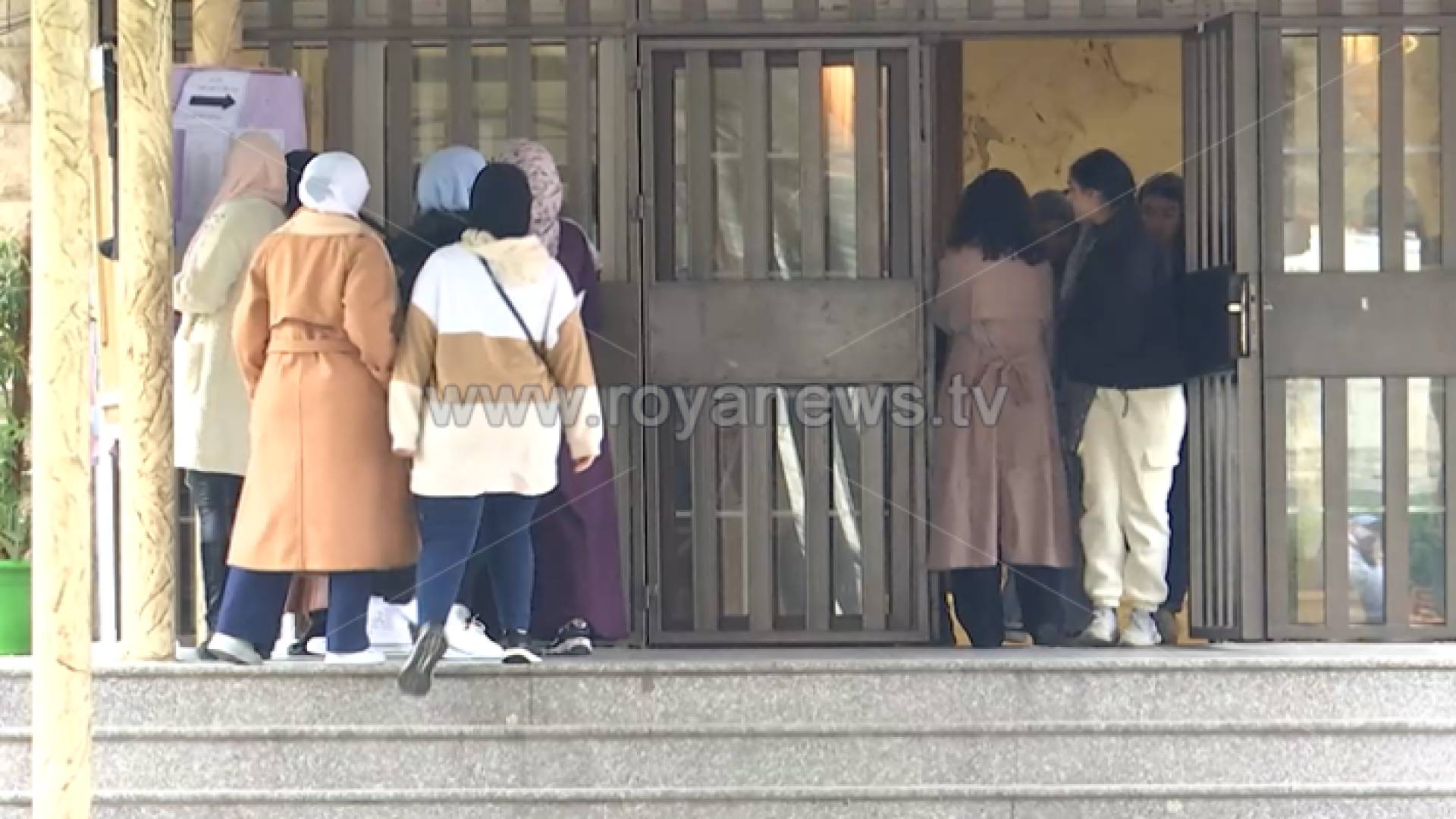 طلبة توجيهي بعد تأدية امتحان أحد المباحث