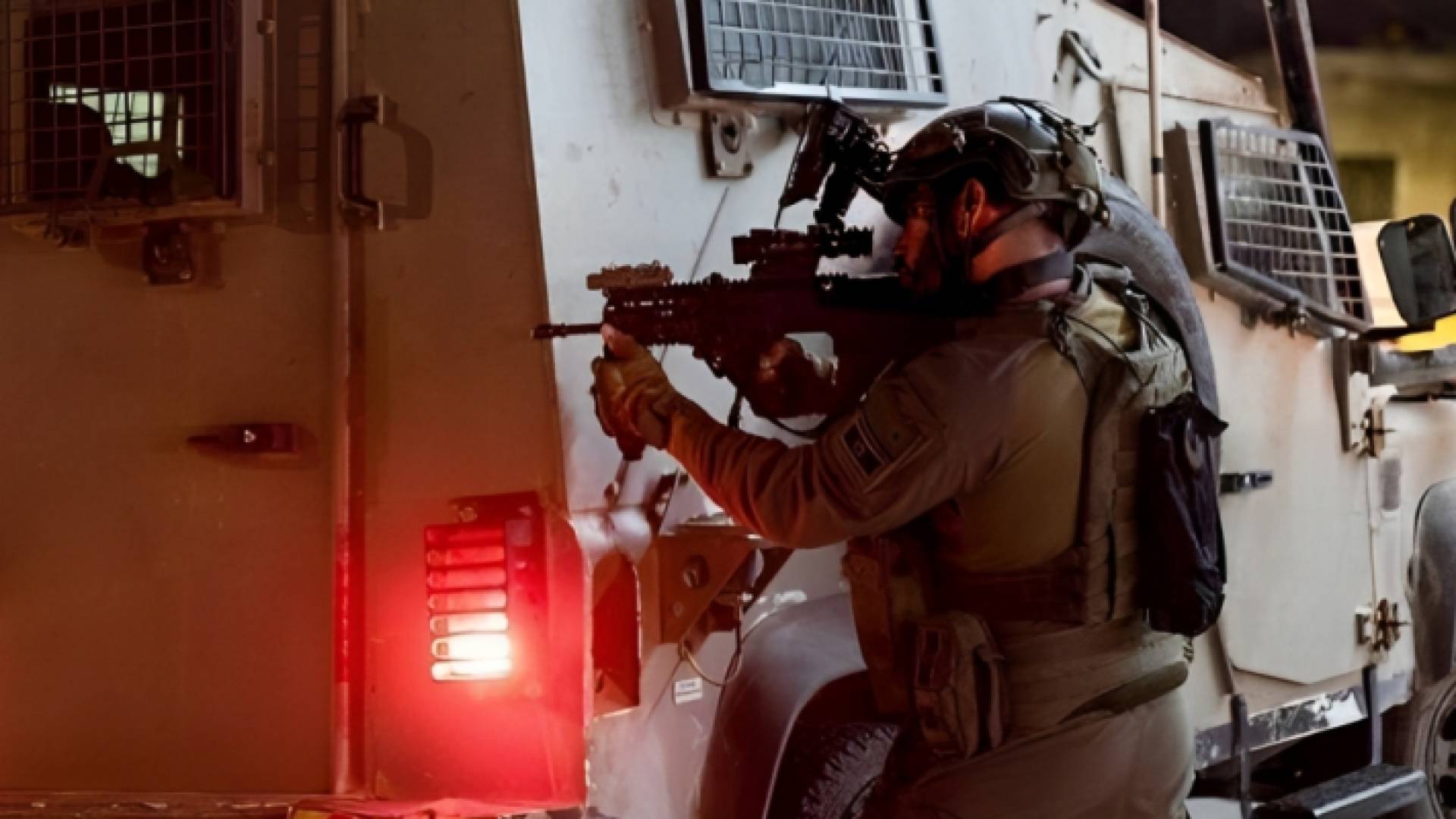 جندي من جيش الاحتلال يطلق النار صوب فلسطينيين في الضفة الغربية